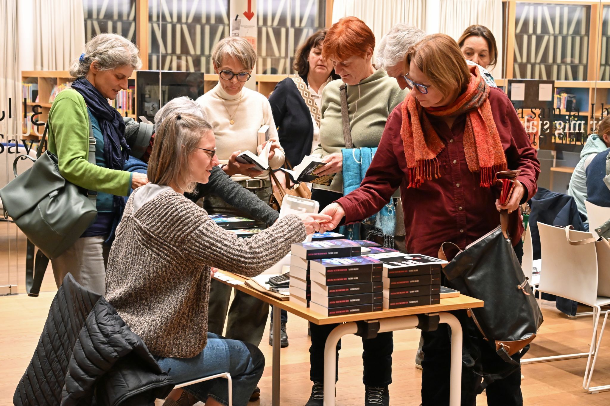 Am Buchtisch der Buchhandlung Rapunzel herrschte großer Andrang.