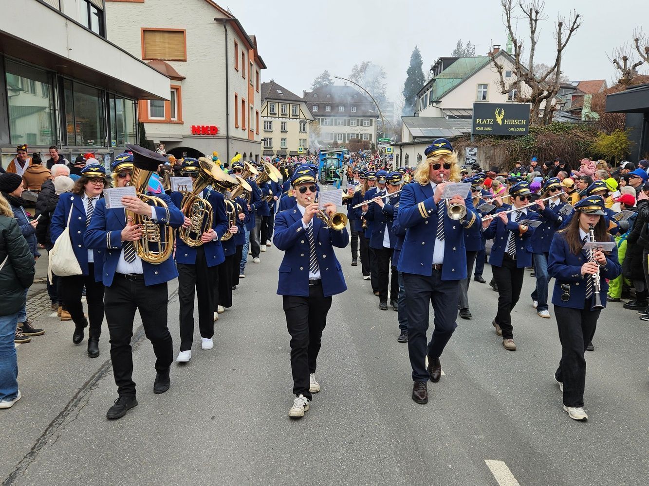 Die Musikanten sorgten als adrette Piloten der „MV Lochau Airlines“ für den guten Klang.