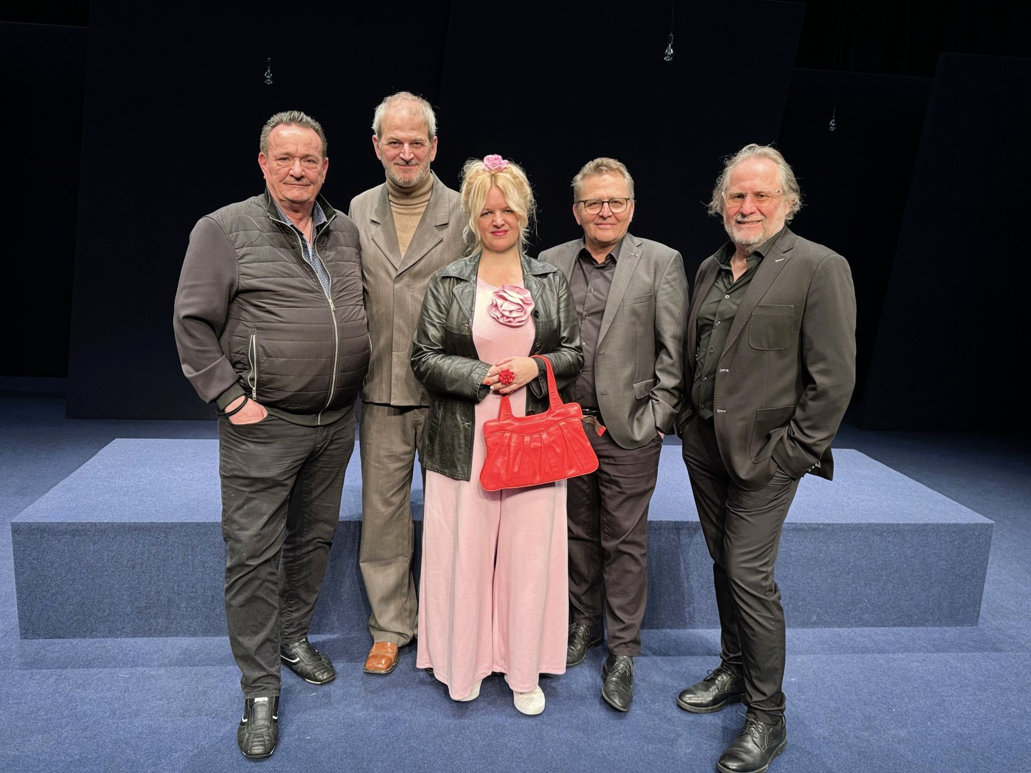 Bühnen und Lichtdesigner Stefan Pfeistlinger, Autor Bernhard Studlar, Kostümbildnerin Nicole Wehinger, Regisseur Augustin Jagg und Musiker Herwig Hammerl bei der Premiere im Theater Kosmos.