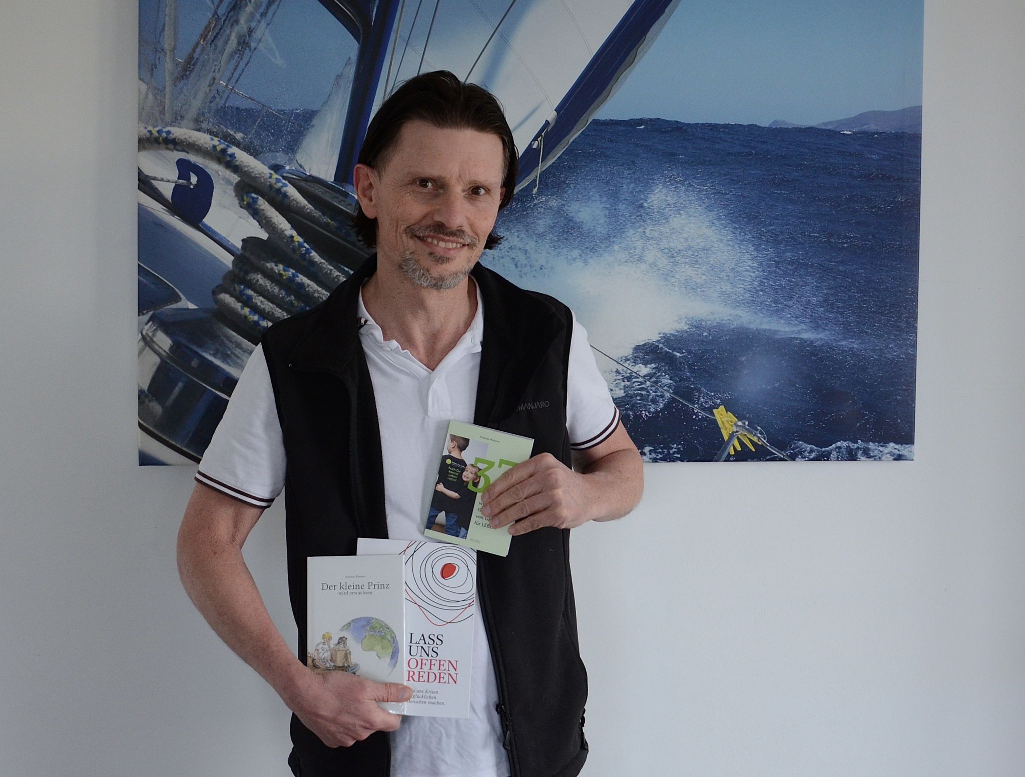 Der Autor hat bisher drei Bücher veröffentlicht. Am vierten arbeitet er bereits. HRJ