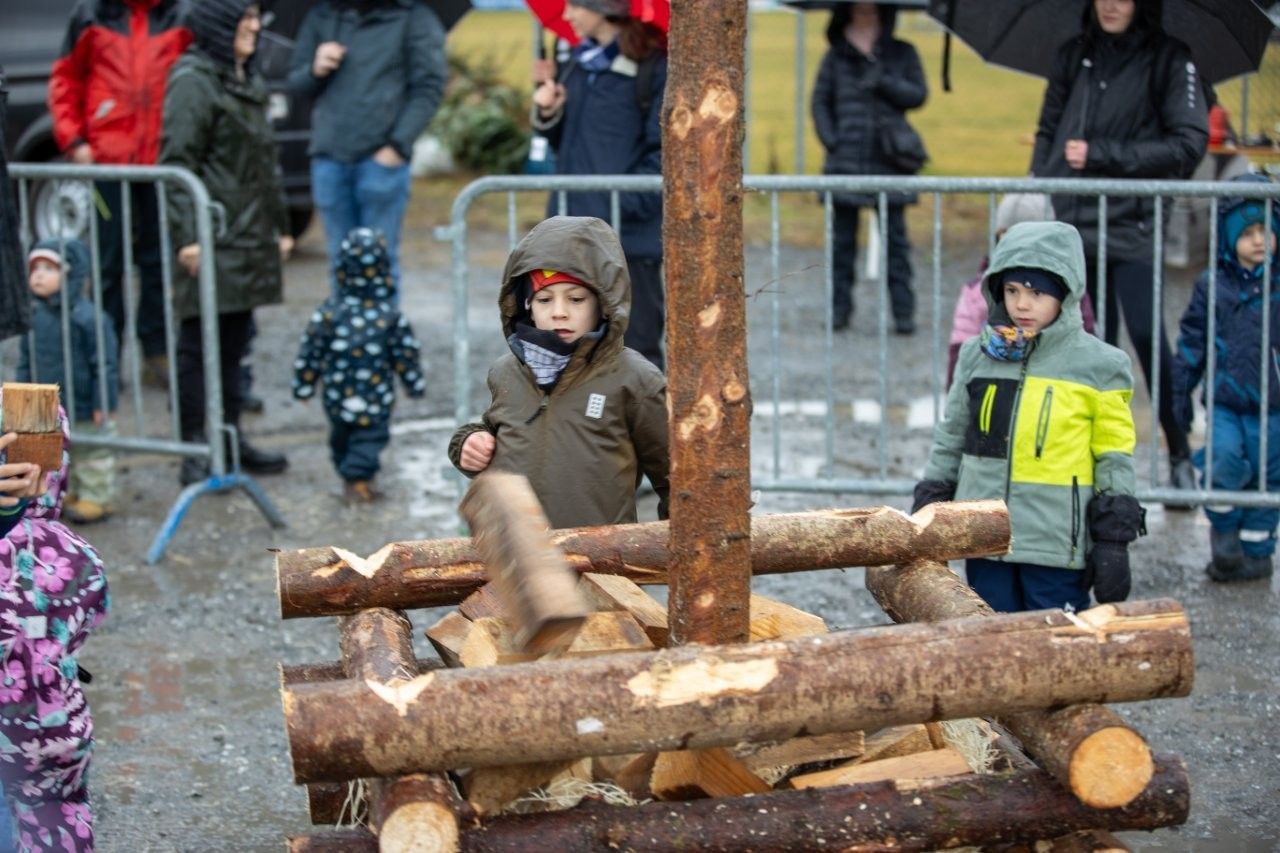 Aufbau des Kinderfunken in Brederis. 