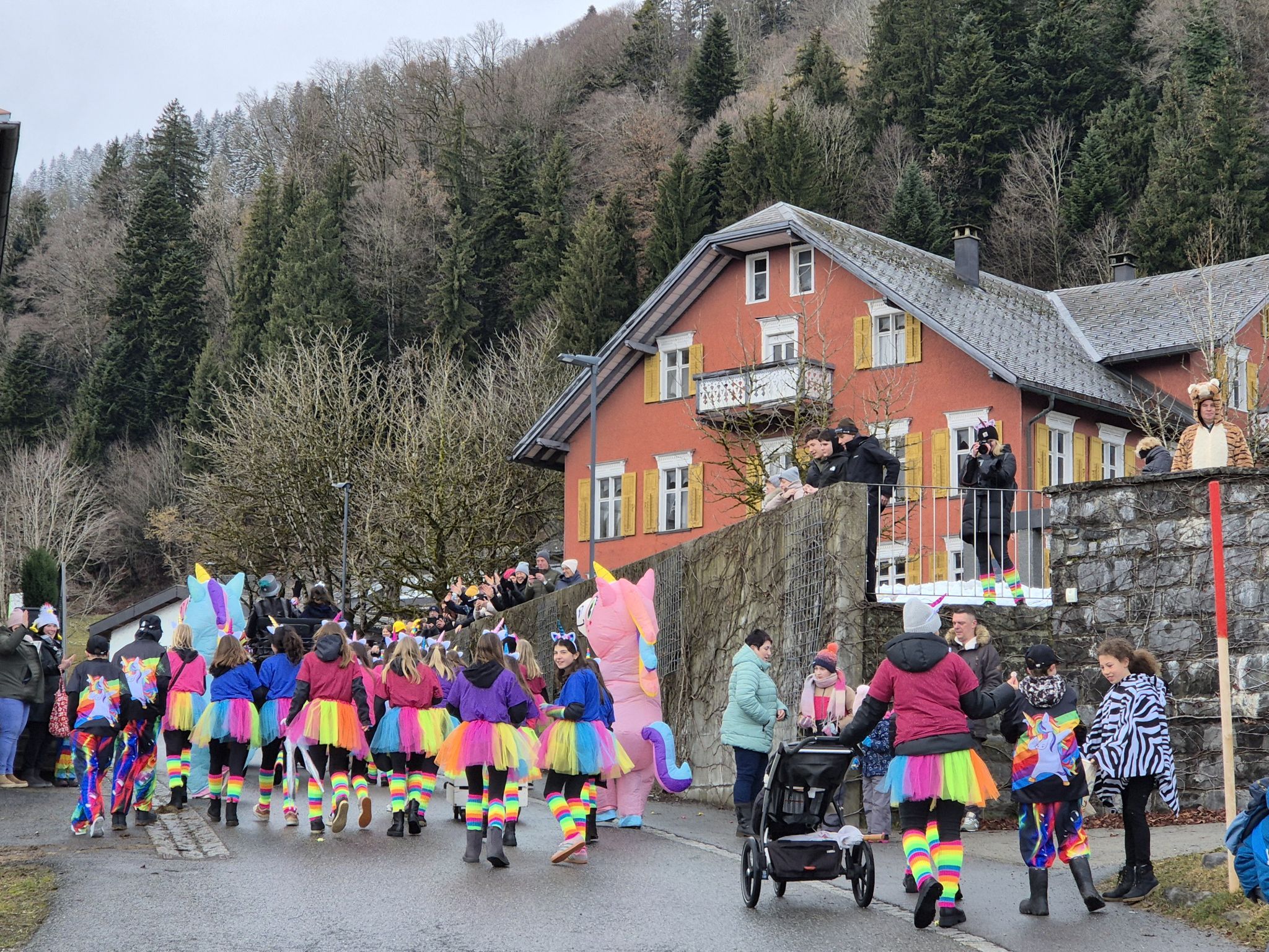 Faschingsdienstag 17. Februar 2026 zog der erste Faschingsumzug in Langen bei Bregenz durch das Dorf (Bildergalerie)