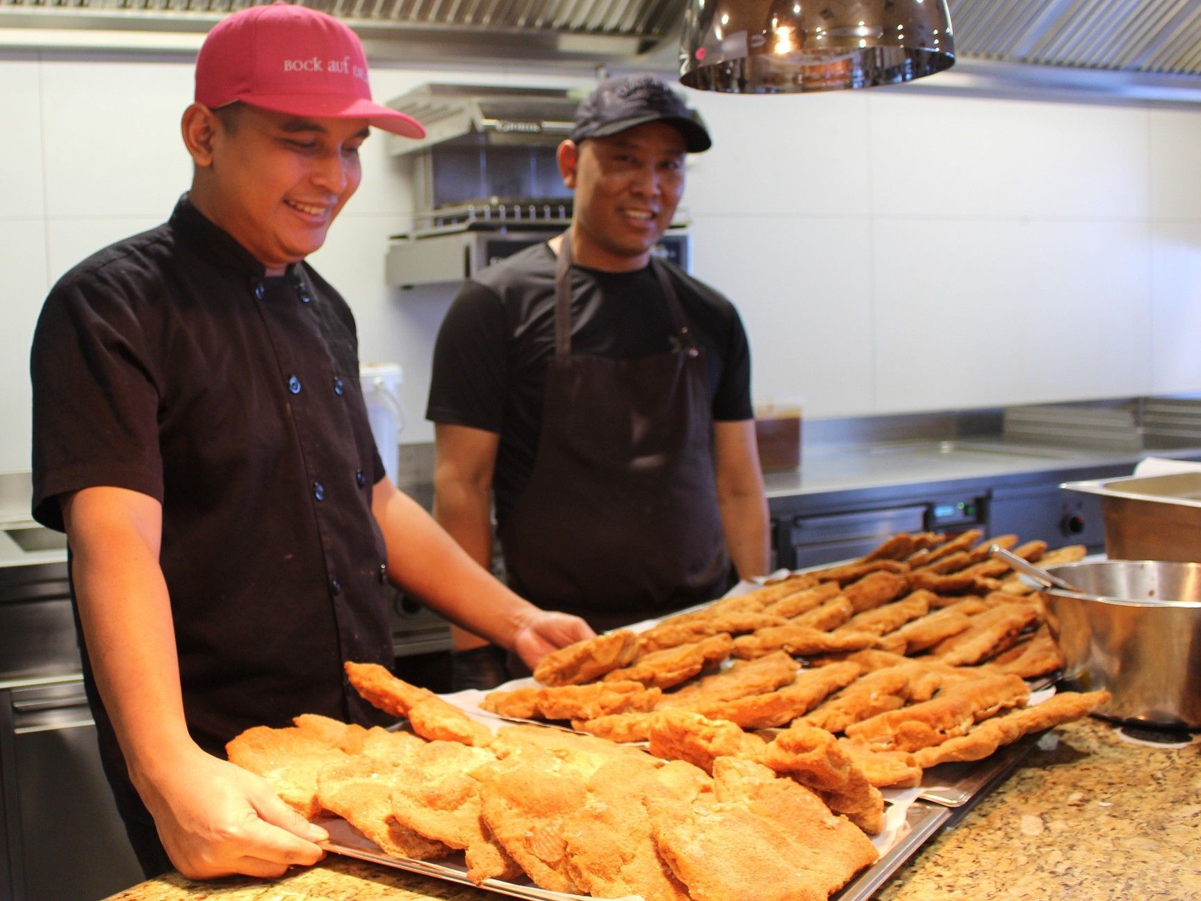 Für den Firmenskitag von IMA Schelling wurde der Event auf Ski, Concert & Diner ausgeweitet: Während die Mitarbeiterinnen und Mitarbeiter noch in der Arena feierten, wurde in der Hotelküche der kulinarische Ausklang in der Burgermeisterei vorbereitet.