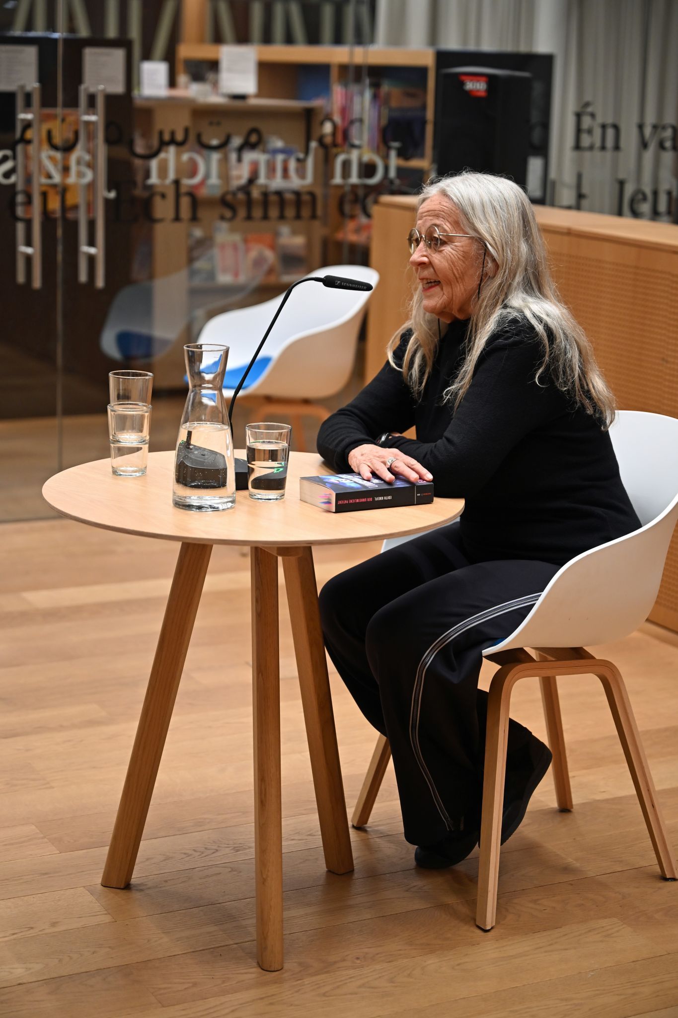 Die Krimiautorin gab Kostproben ihres Romans „Der unheimliche Patient“.