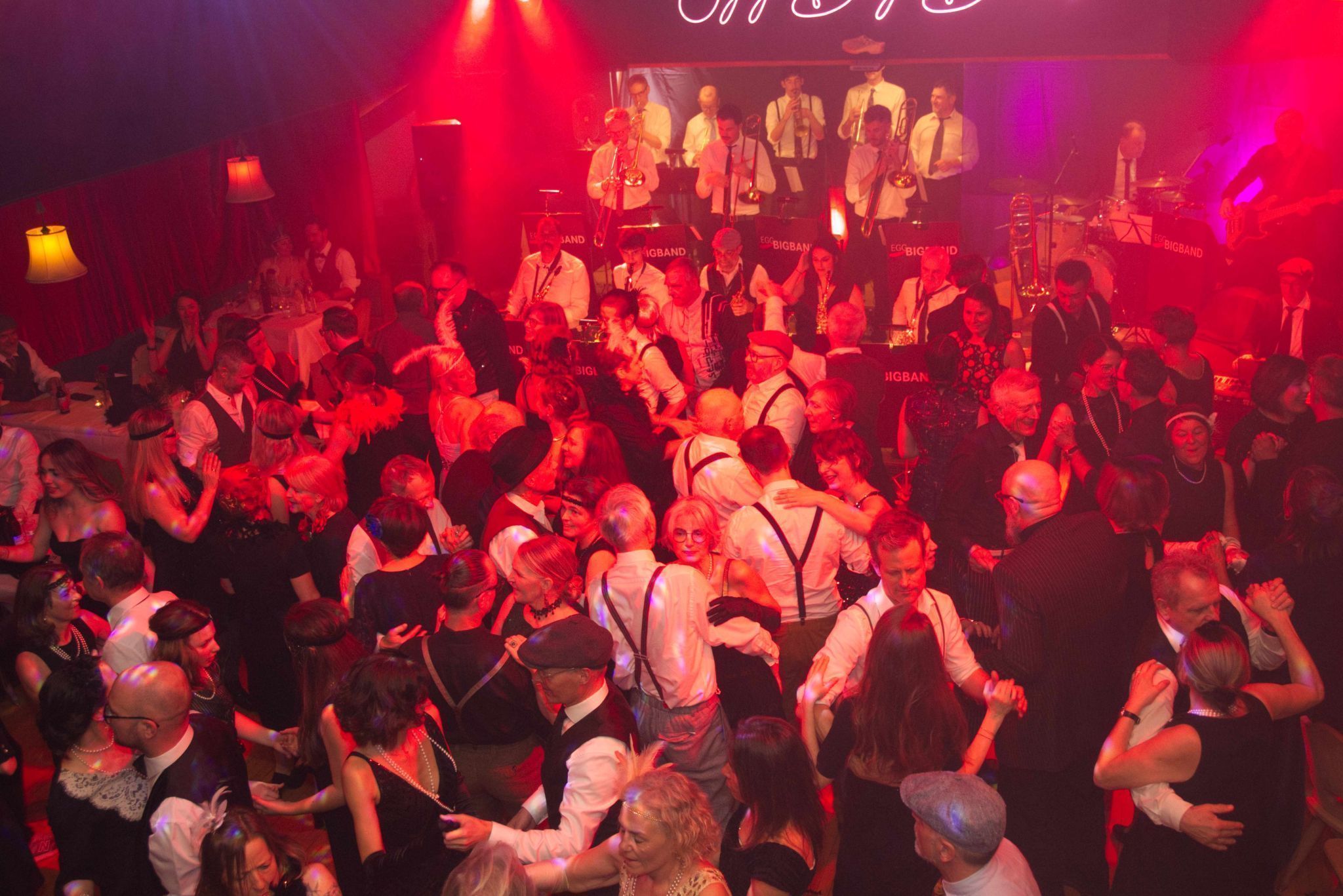 ausgelassene Stimmung und heiße Sohlen bei Bigband Sound