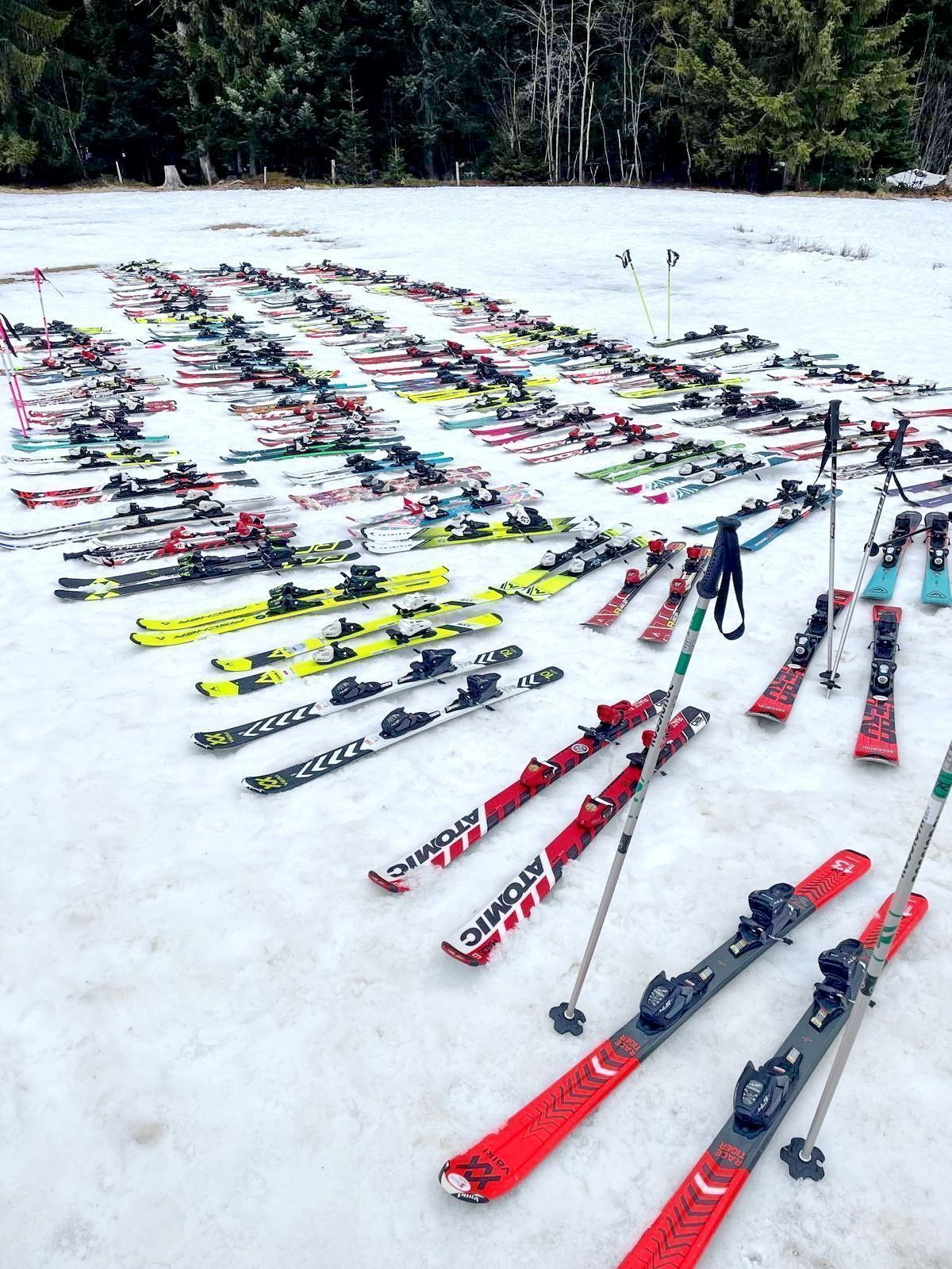 Eine Herausforderung! Jedes Mal die Skier für alle Teilnehmer wieder bereitstellen. 