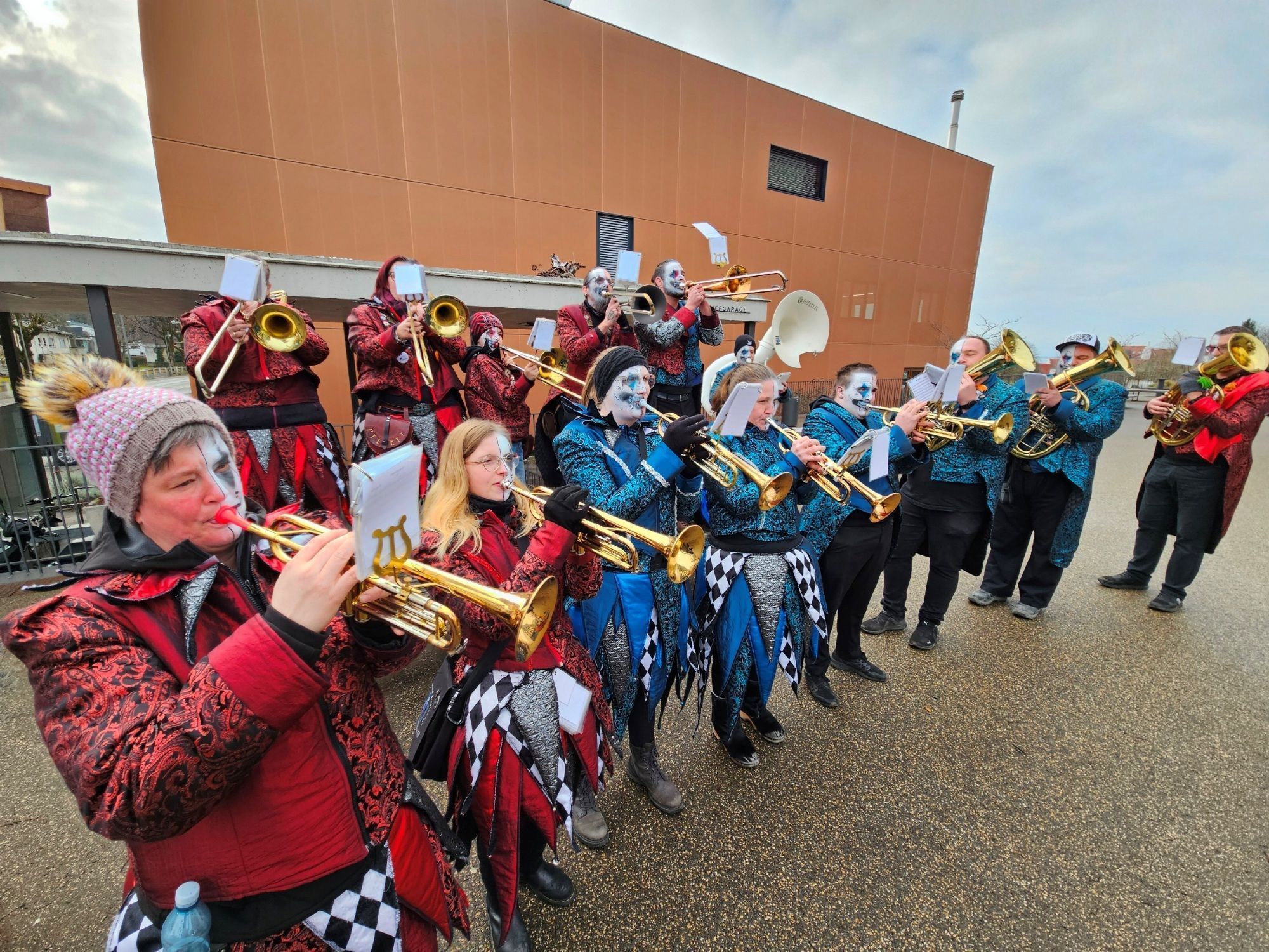 Die Lochauer Guggamusik „Pfütza-Fäger“ mit Obmann Michael Grote und dem musikalischen Leiter Florian Bösch sorgte für die klangvolle närrische Umrahmung.