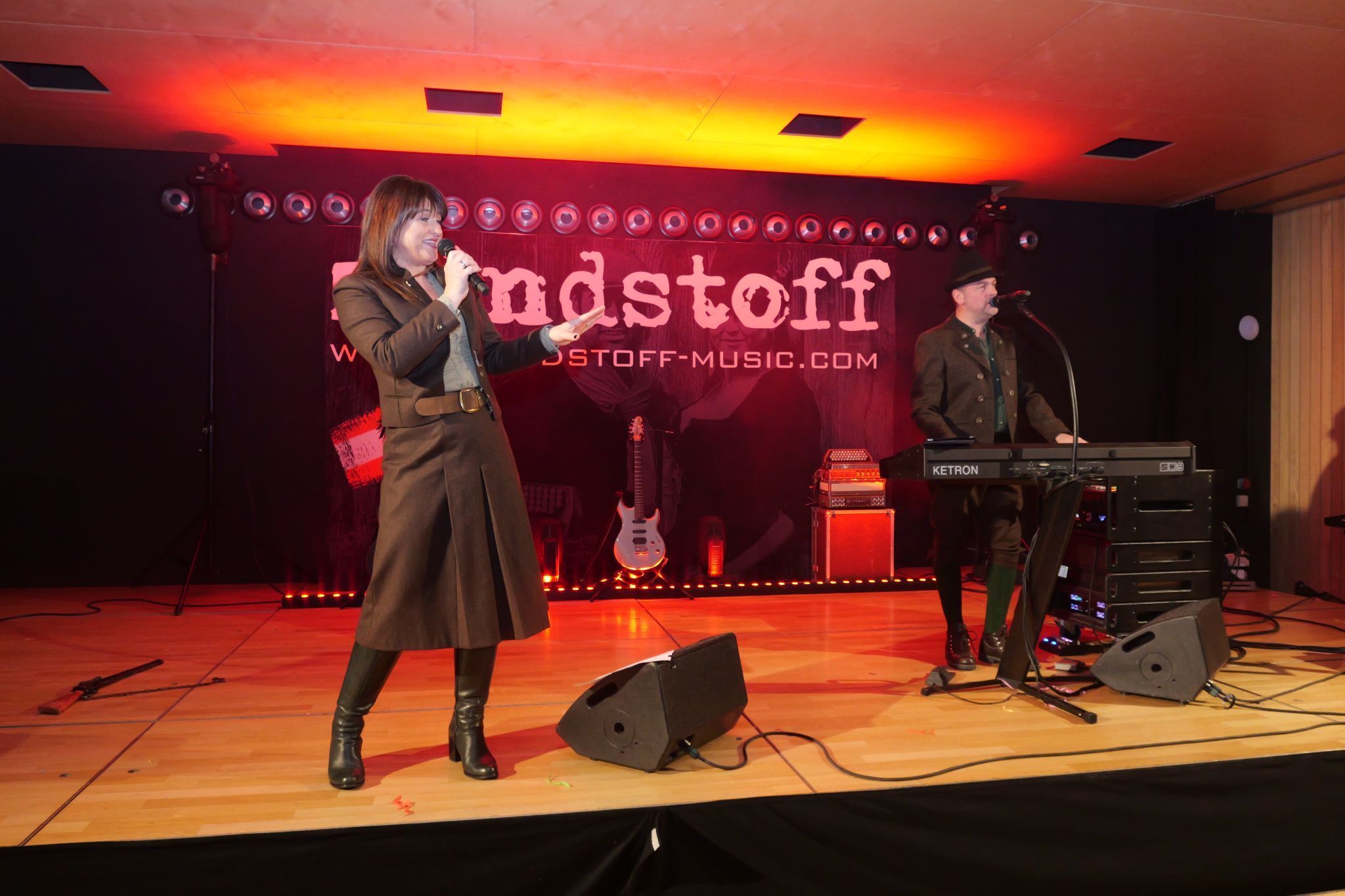 Mit voller Energie heizte die Partyband Zündstoff dem Publikum ein.