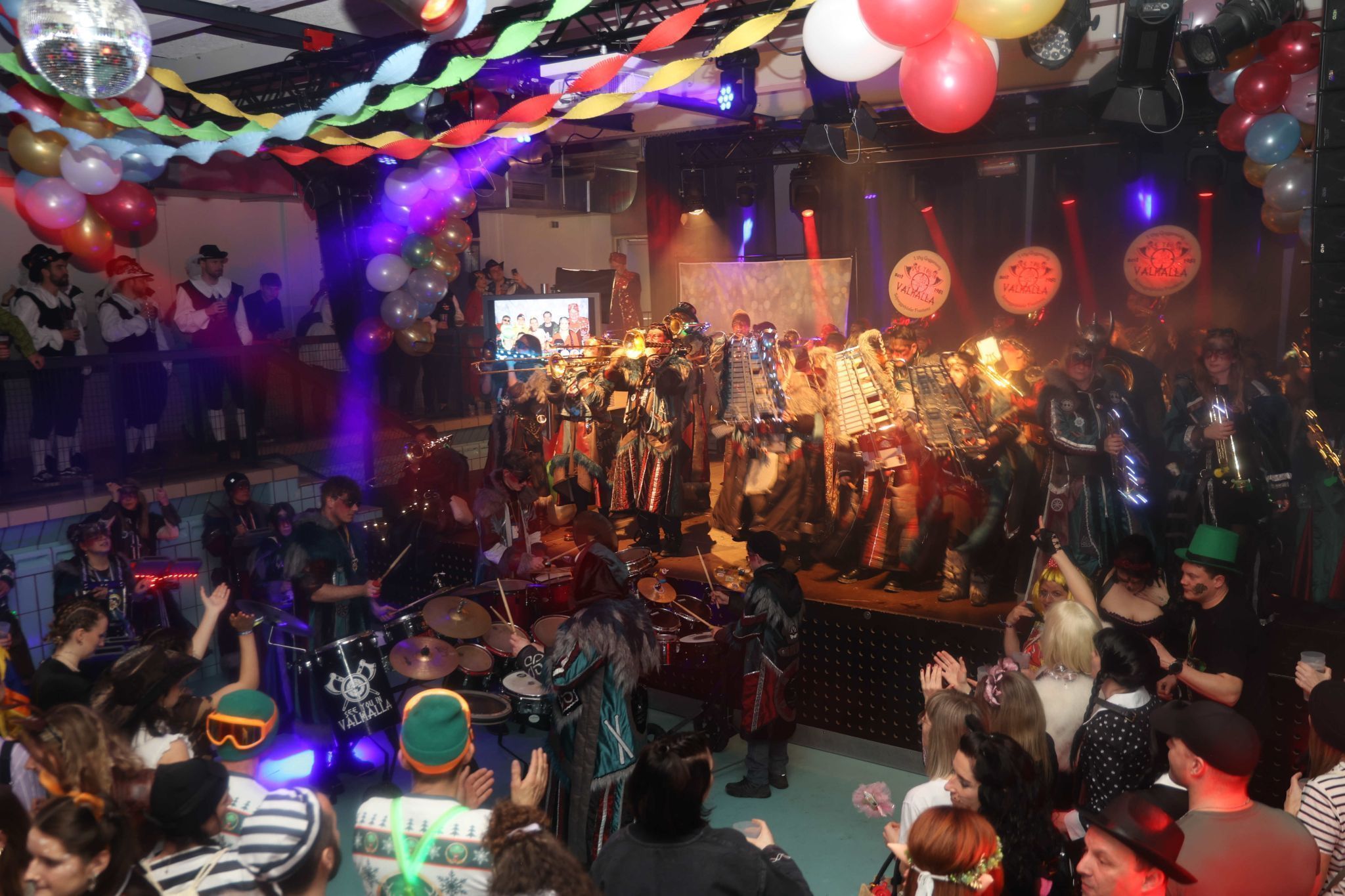 Viel Kostüm-Phantasie und Stimmung prägten den ersten Teil des 