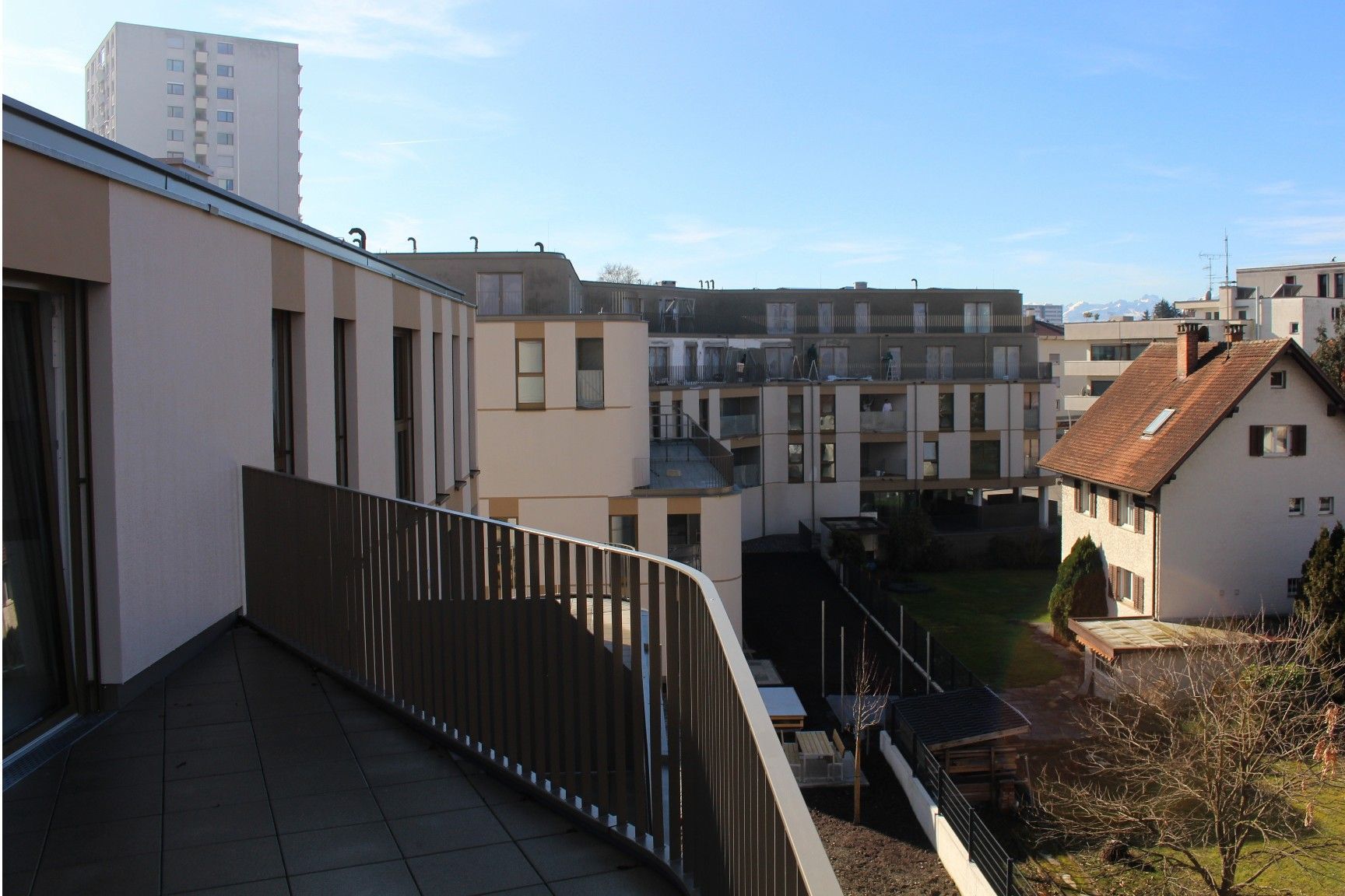 Außenarbeiten stehen noch an, „aber wir haben ja noch Zeit bis zum Bezug erster Wohnungen ab 1. April“, gibt man sich bei Raiffeisen zwei-a projektmanagement entspannt.