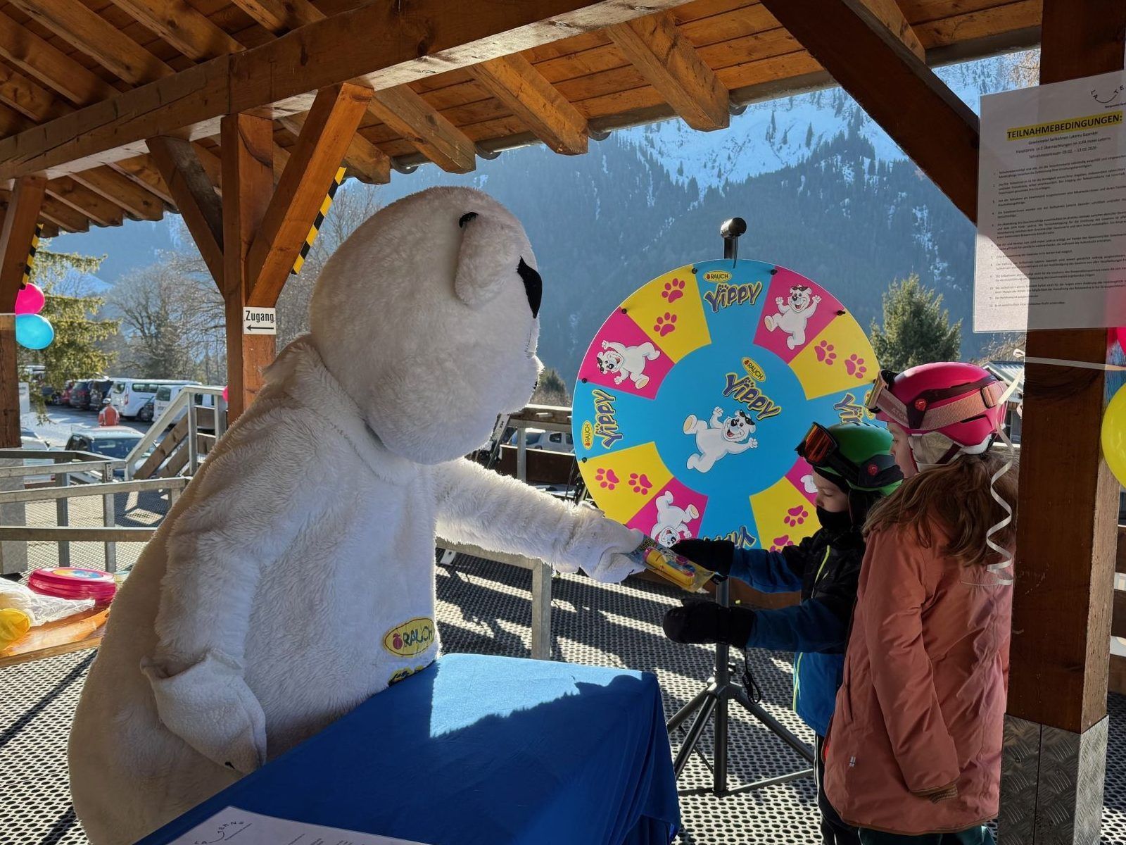 "Ich werde einmal Bergretterin", sagt die kleine Johanna und wartet auf ihre Fahrt mit dem Pistenbully