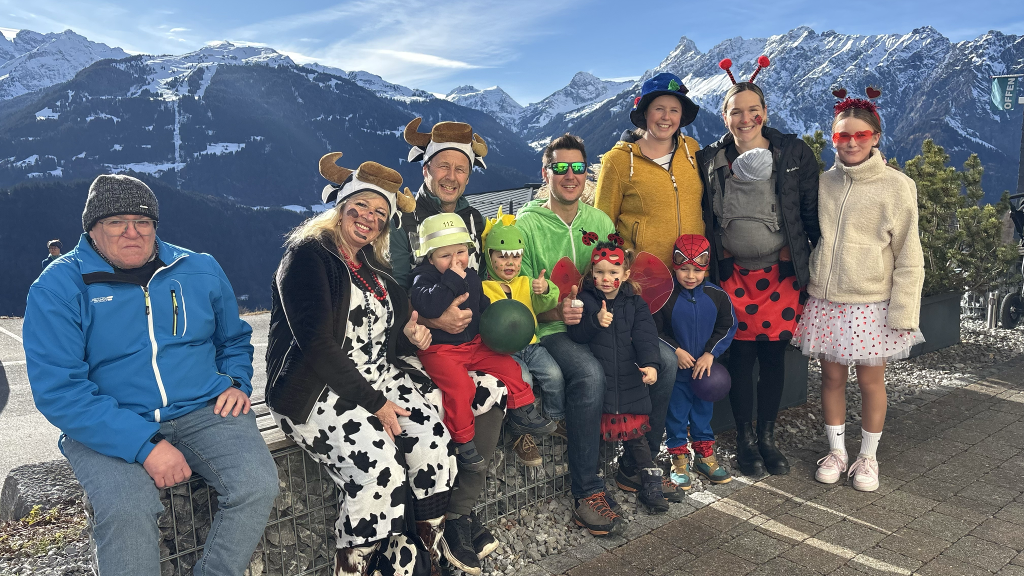 Groß und Klein, hier beim Gemeindesaal Bartholomäberg, ließen sich von der legendären 
