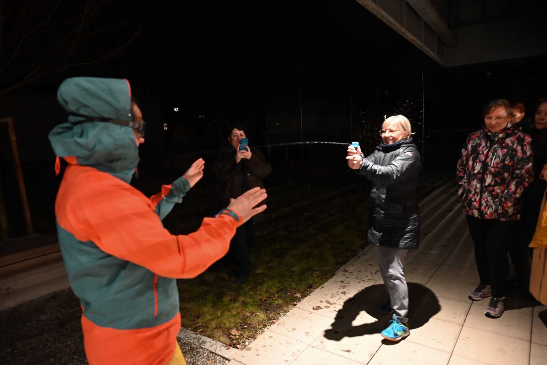 Die Frauen mussten schnell reagieren und den Täter anspritzen.