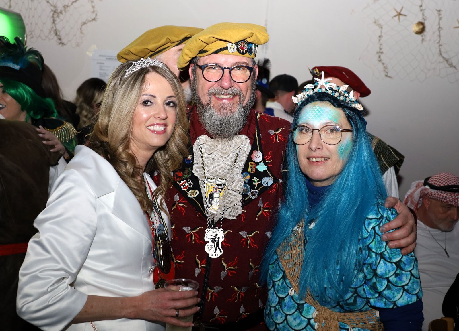 Ritter (und Prinz) Andreas mit gleich zwei Prinzessinnen im Arm: die amtierende Prinzessin Tanja (li) und Gattin und ehemalige Prinzessin Angelika (re) 