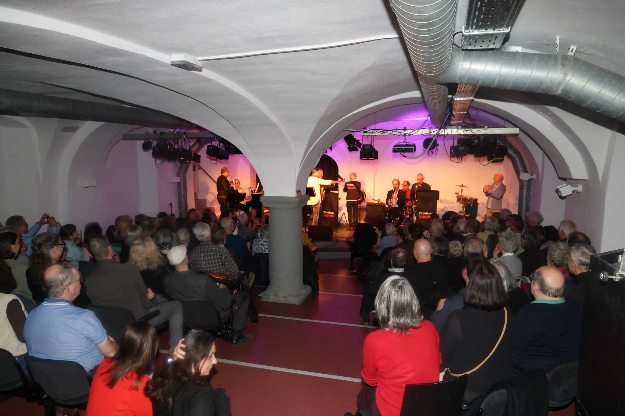 Rupert Tiefenthaler  zeigte die Rückseite des neuen Bandgilets.