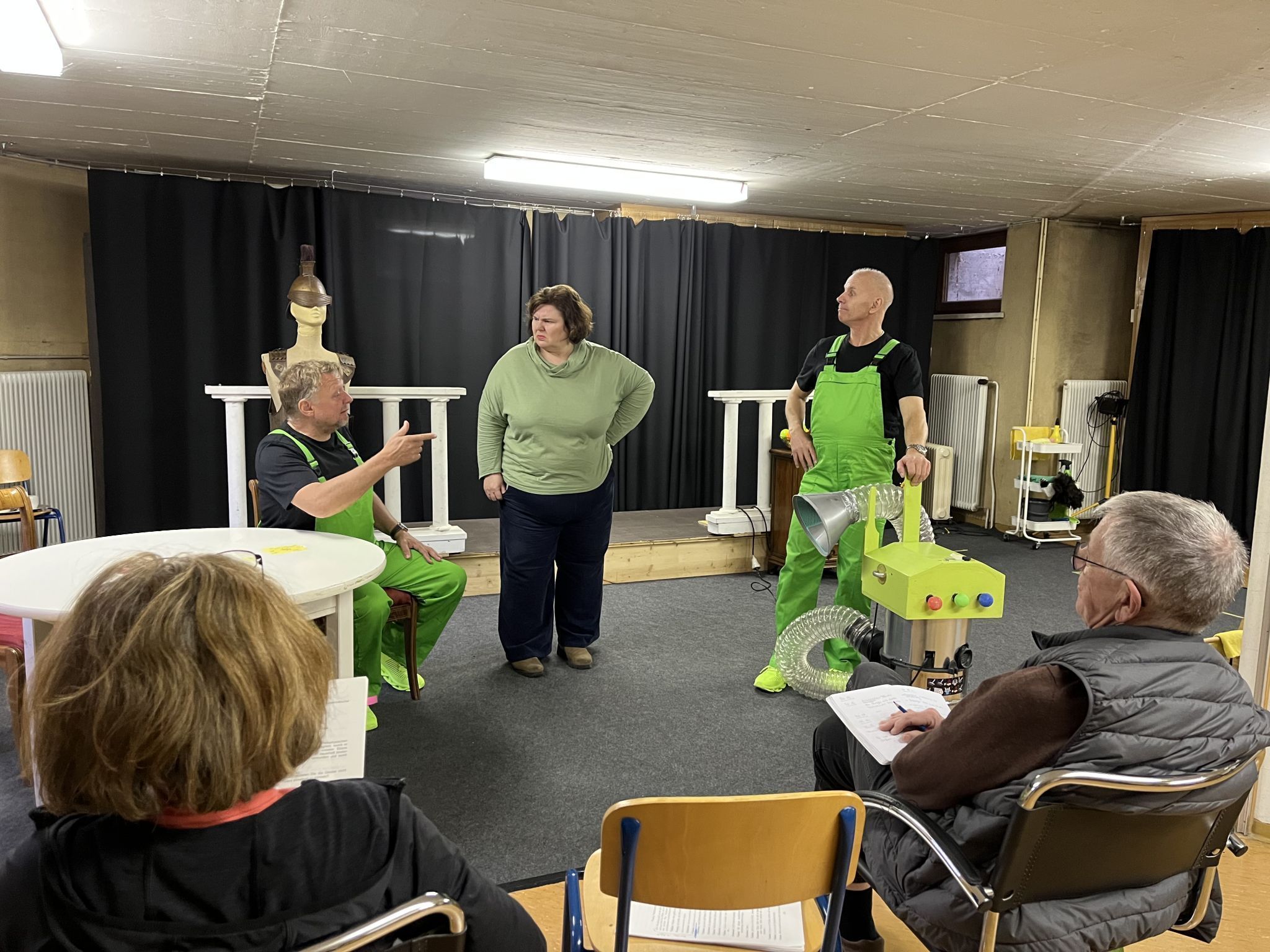 Die Geisterjäger Heinz Grabher (l.) und Werner Salcher (r.) kommen der Hausherrin Geraldine Steiner zu Hilfe.
