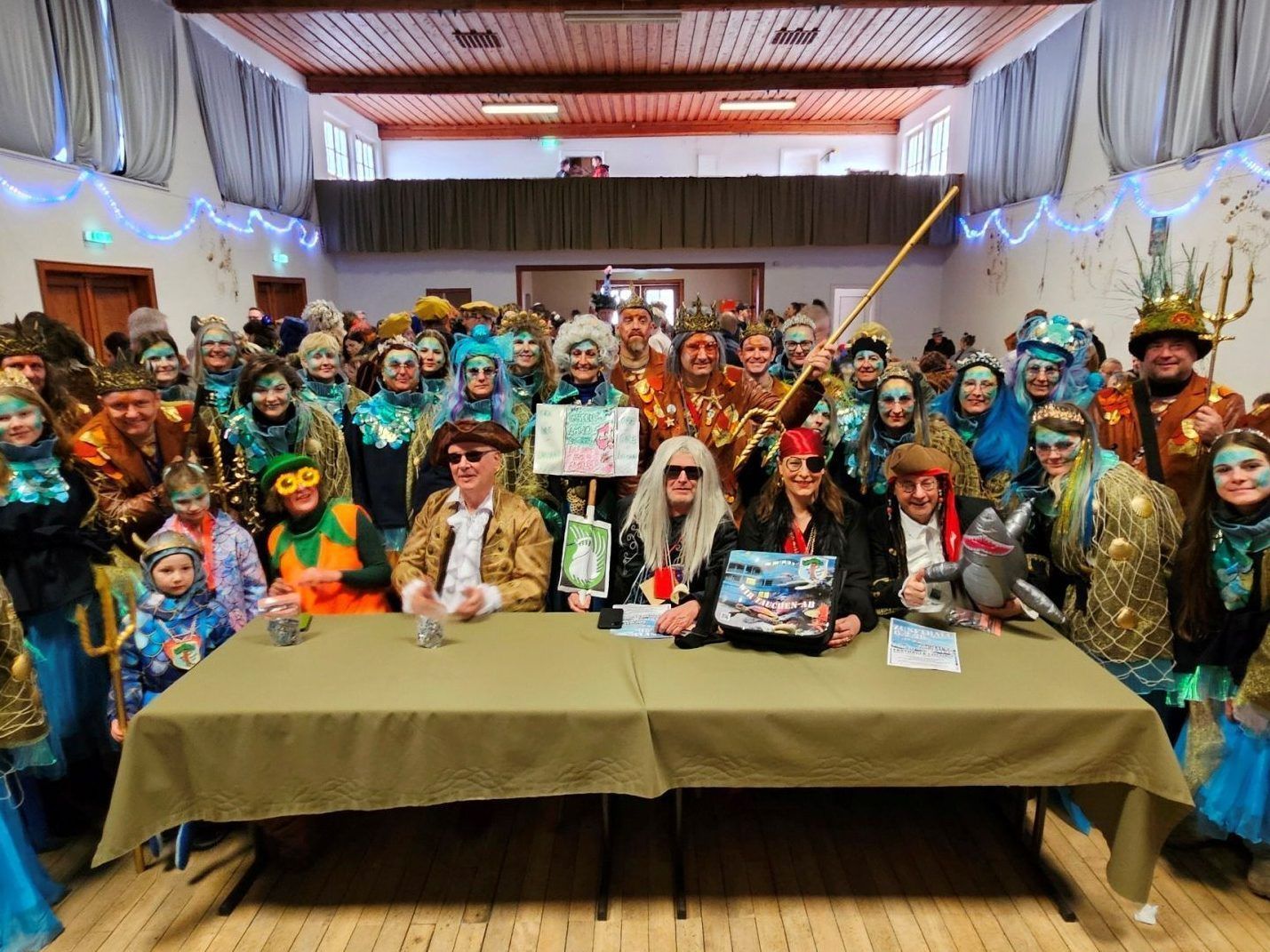 Jetzt regiert in Lochau die „Bäumler Unterwasserwelt“: Närrische Verurteilung der entmachteten Gemeindemandatare mit Judith Wellmann, Vize-Bgm. Stephan Schnetzer, Bgm. Frank Matt, Petra Böck und Christophorus Schmid vor viel Publikum in der alten Festhalle.