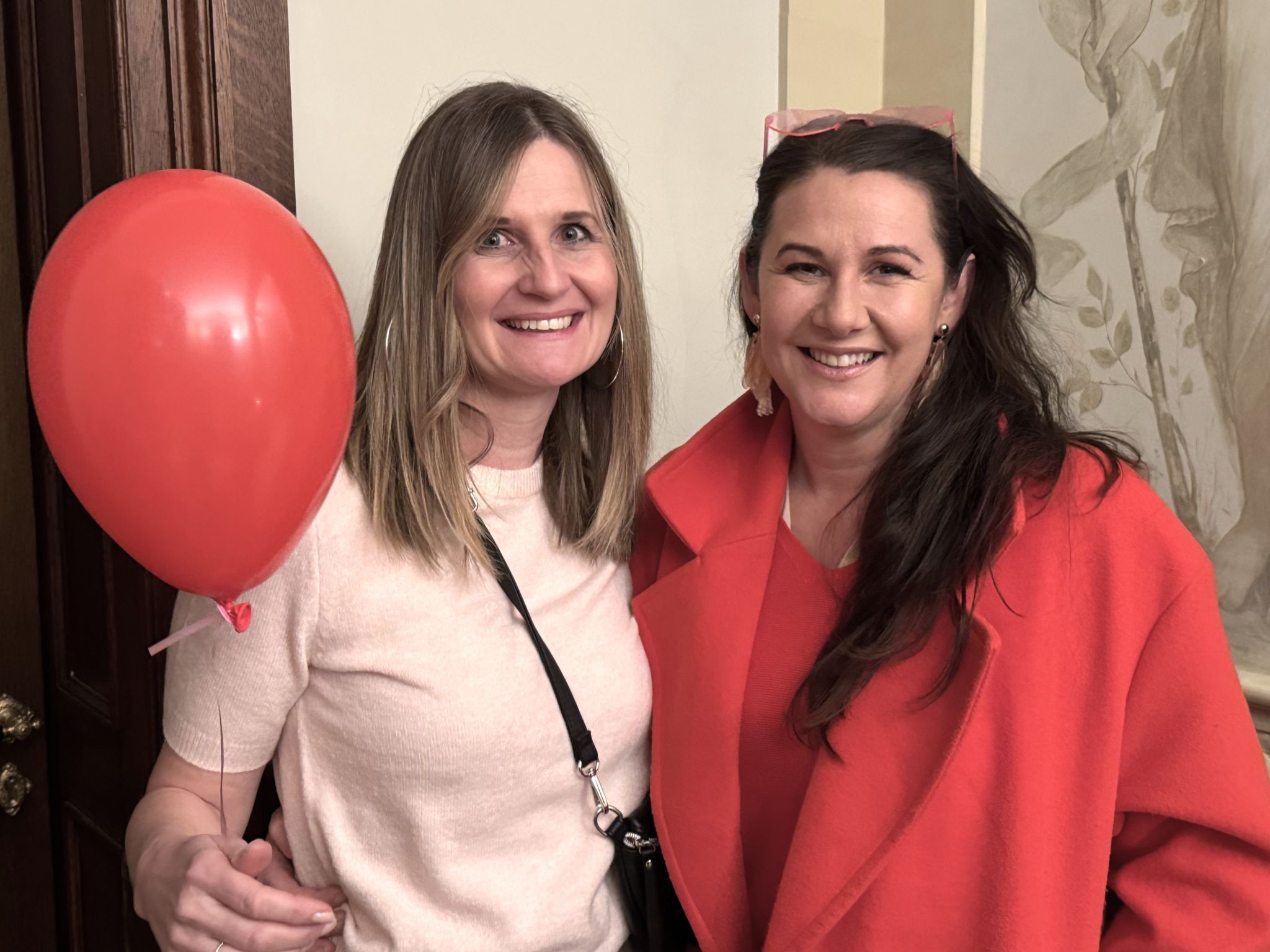 Gerda Immler und Energetikerin Elke Oliva Drechsel feierten mit.