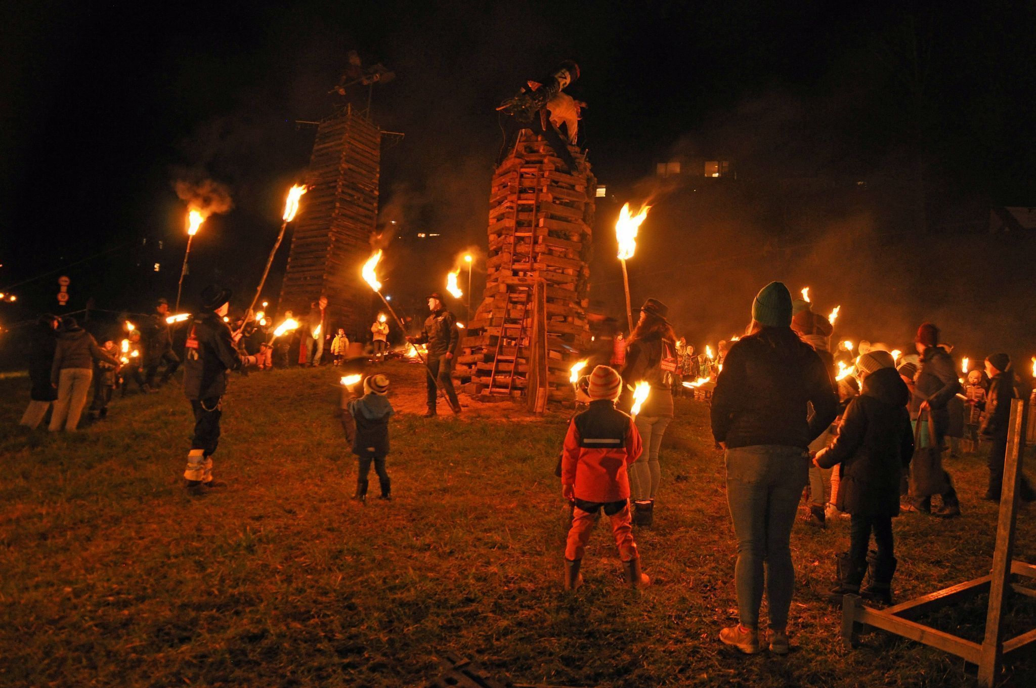 Nach dem Fackelzug versammelten sich Kinder und Zunftmitglieder rund um den Kinderfunken.