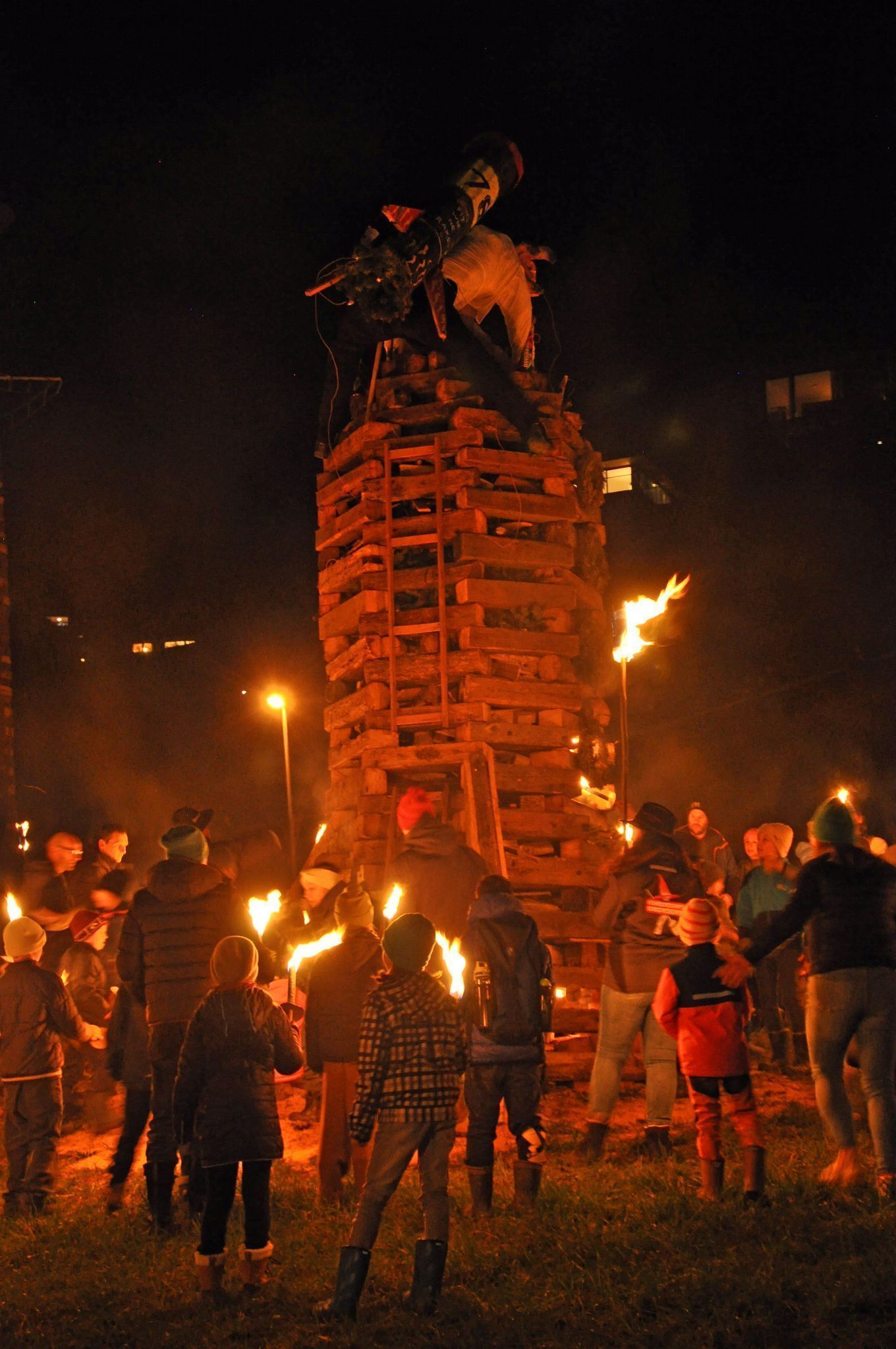 Die Kinder durften mit ihren Fackeln den Kinderfunken anzünden.