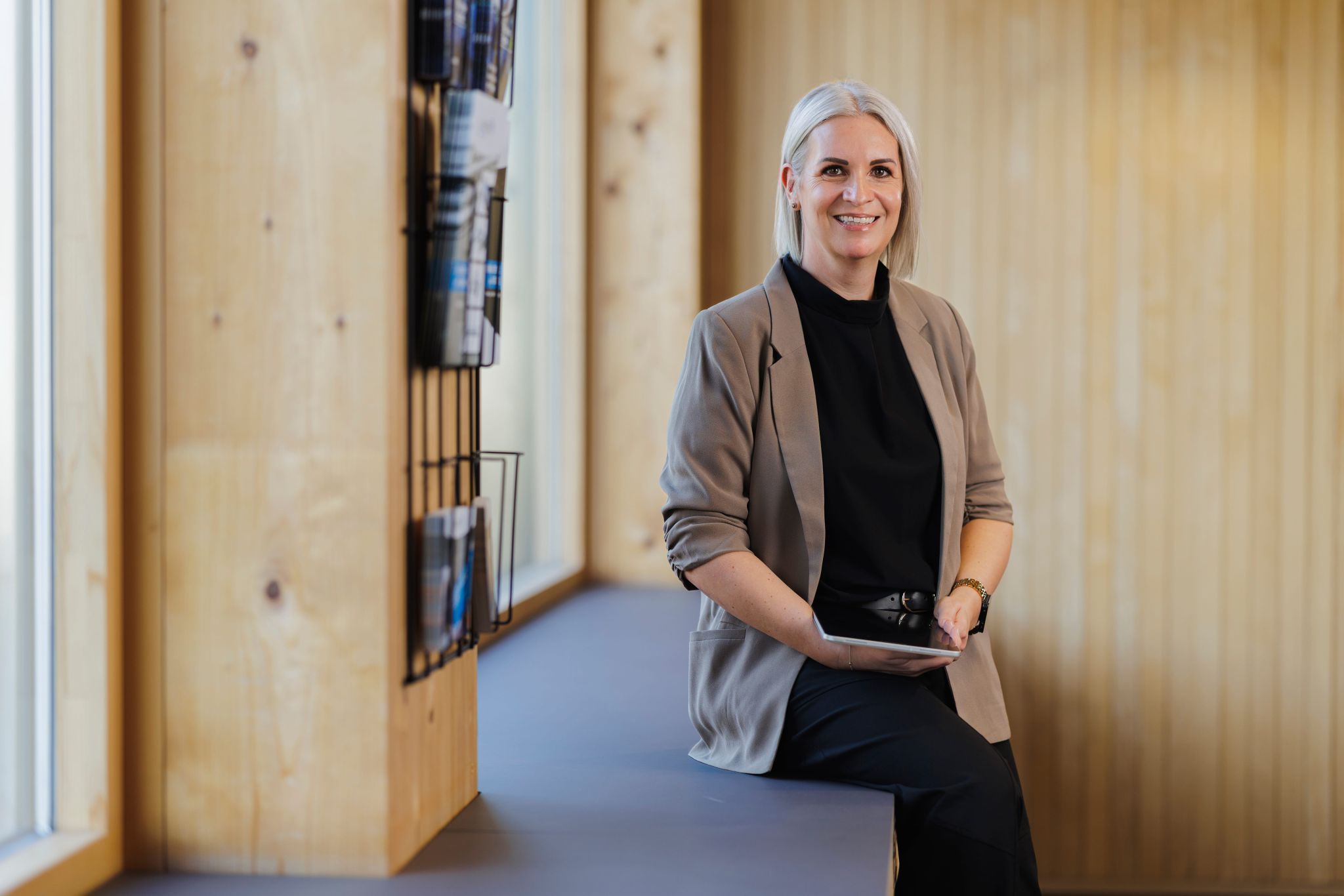BU: Claudia Wagner setzt als Personalleiterin unter anderem auf gute Kommunikation, Vertrauen und Zusammenarbeit auf Augenhöhe. Foto: Christoph Schöch Photography