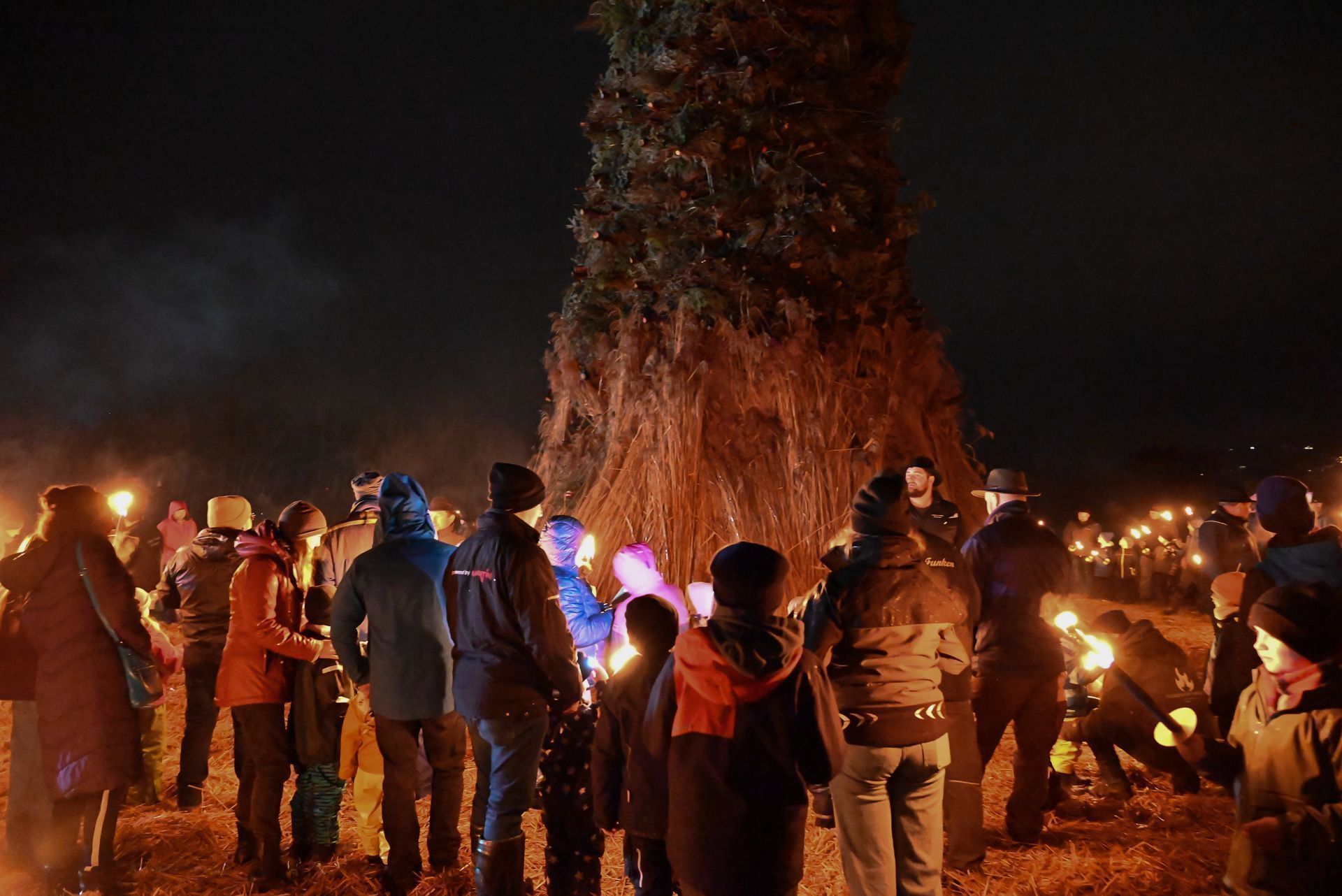 Gemeinsam zündeten die Kinder den Funken an.