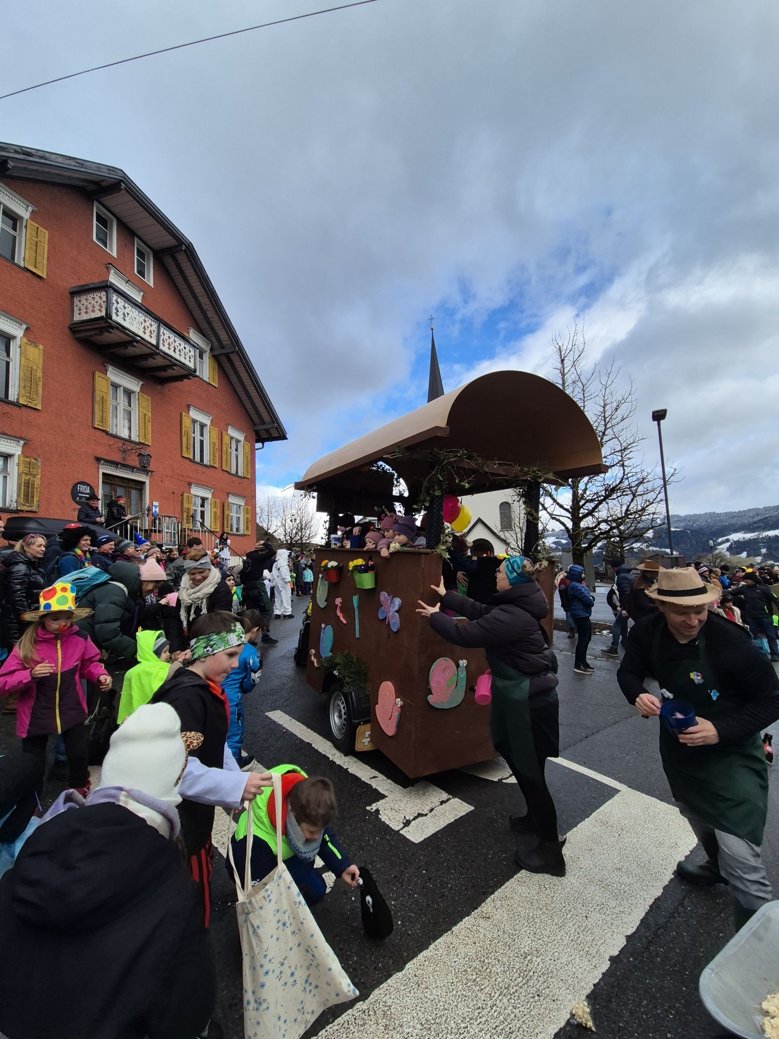 Faschingsdienstag 17. Februar 2026 zog der erste Faschingsumzug in Langen bei Bregenz durch das Dorf (Bildergalerie)