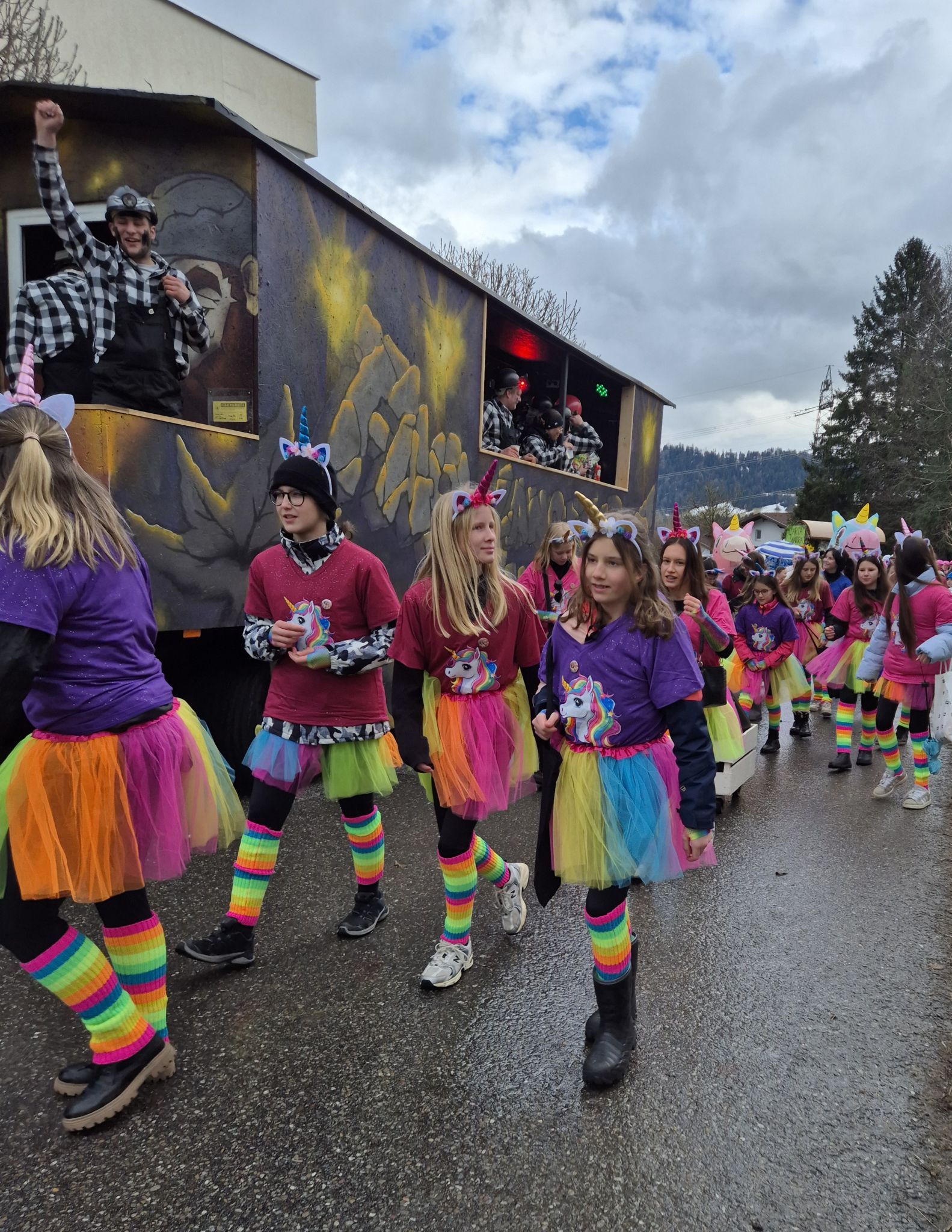 „Hi-Ri-To!“ beim ersten Faschingsumzug in Langen bei Bregenz