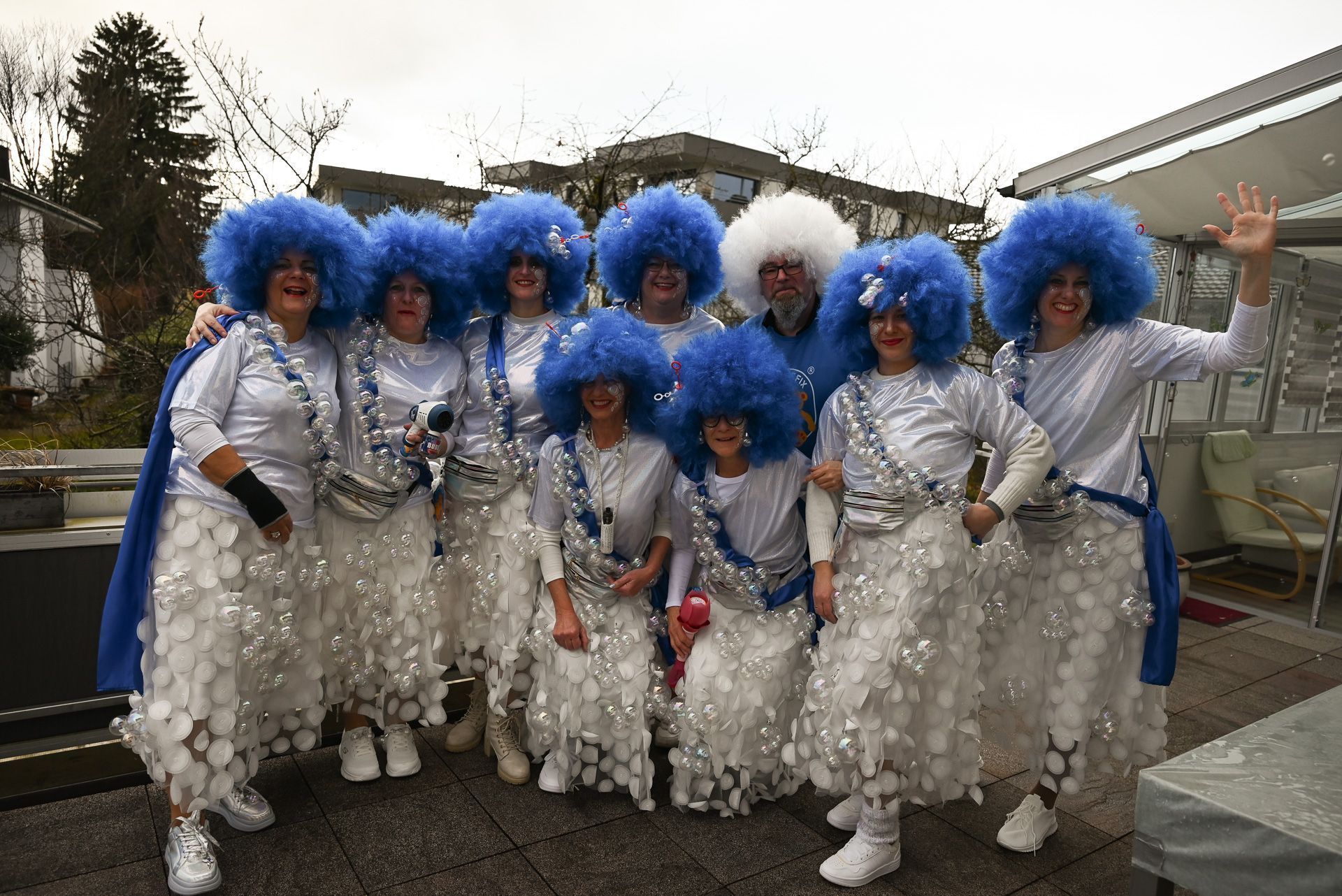 Als Seifenblasen verkleidet, verbreiten die Luschnouar Schittbabla Freude und Spaß am Rosenmontag.