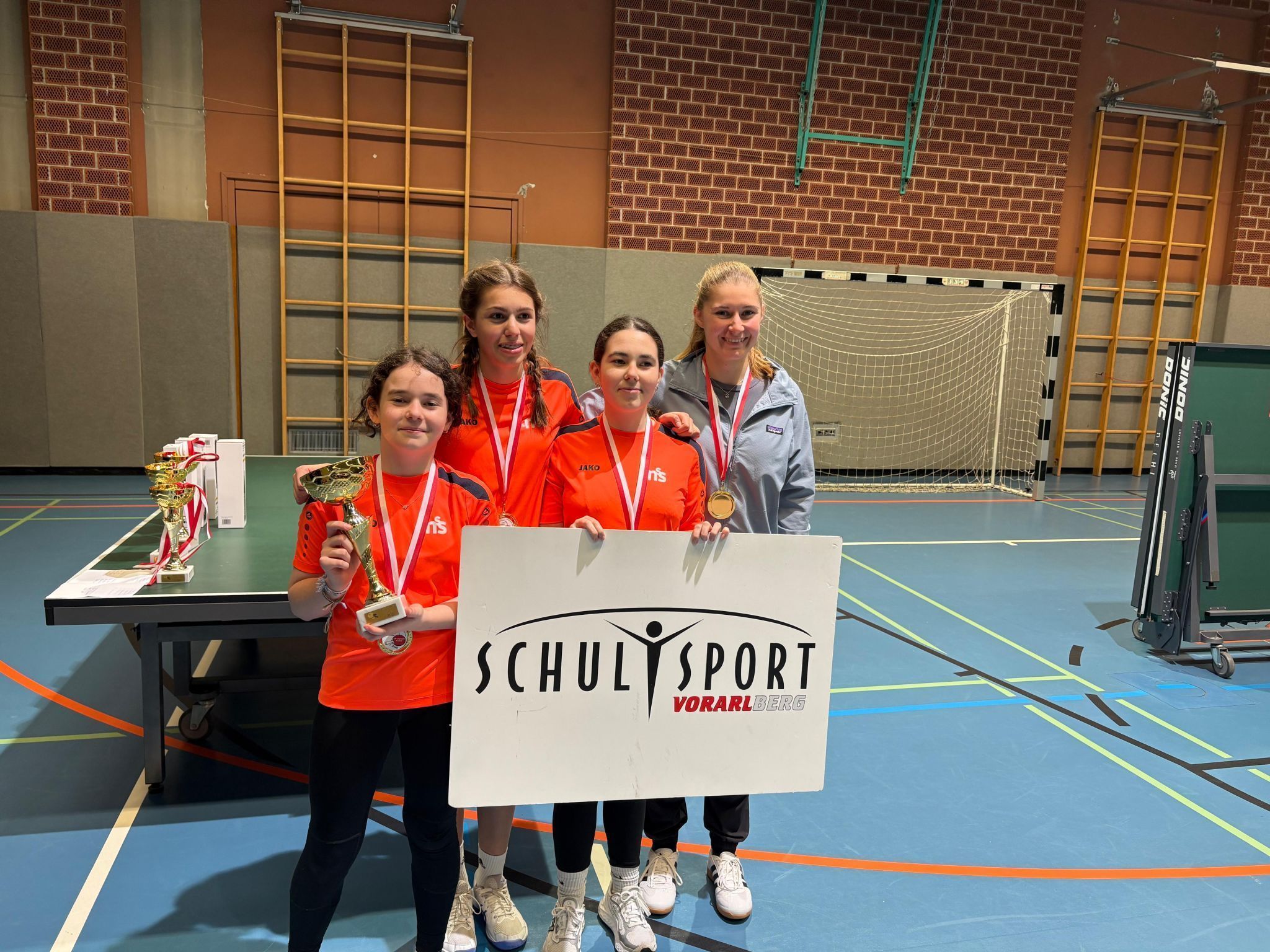 Die Siegerinnen im Bewerb ohne Verbandsspielerinnen: SMS Satteins: Elea und Maya Ebensperger, Emilia Güfel.