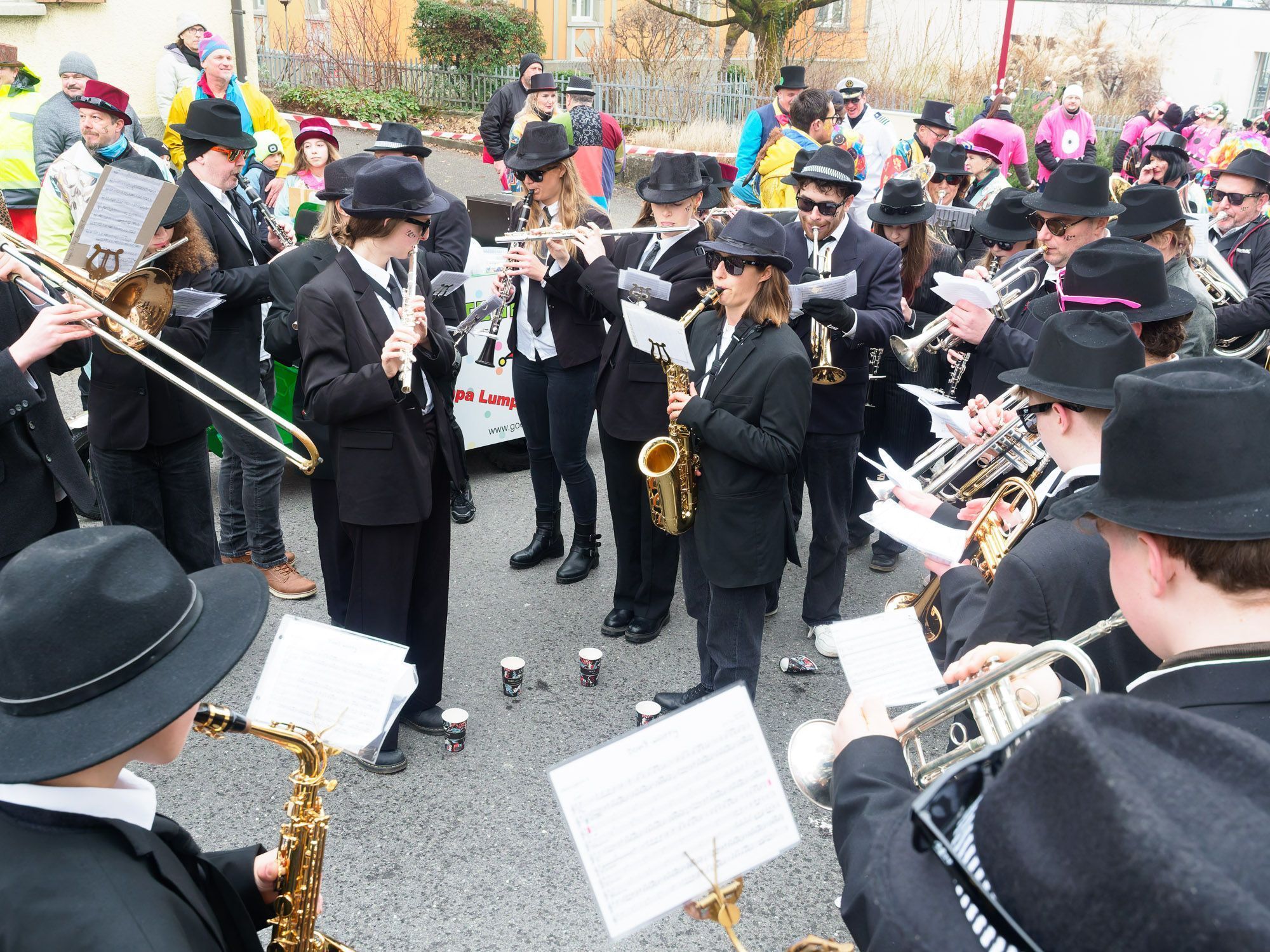 Bürgermusik Götzis in ungewohnt schwarzem Outfit.