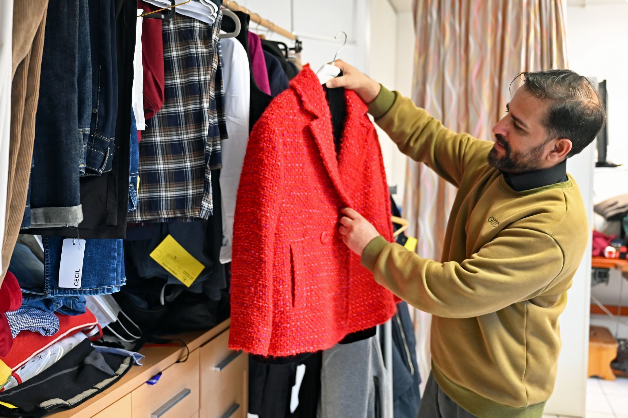 •	Viele Kleidungsstücke bekommen hier ein zweites Leben.