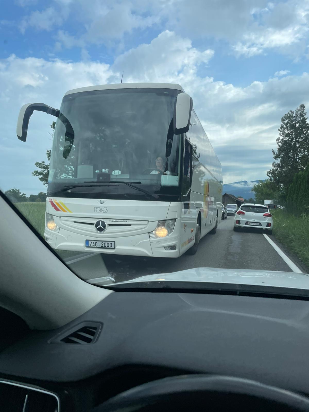 Die Zellgasse wird im Navi als schnellste Route angeführt. Fast täglich bleiben viel zu große Busse und LKWs stecken. (Quelle: Enrico)