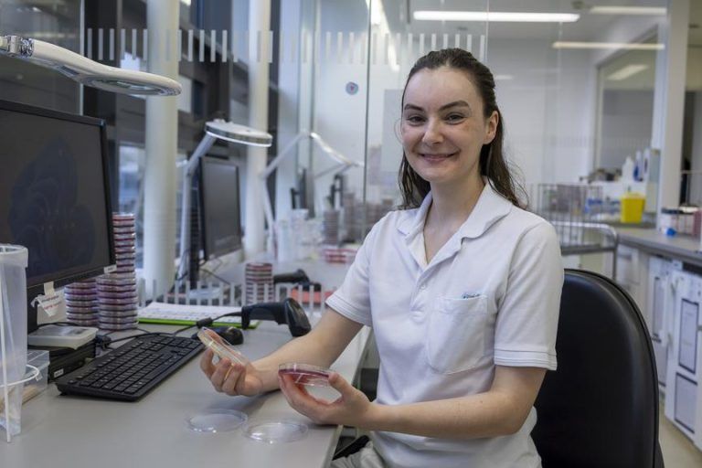 „Die beste Entscheidung meines Lebens“ – Warum Susanna Neumayer Pathologin wurde