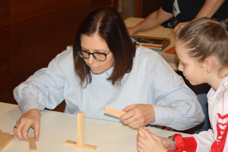 Bürgermeisterin Katharina Wöß-Krall mit Tochter Aurelia sind Baumeister geworden. 