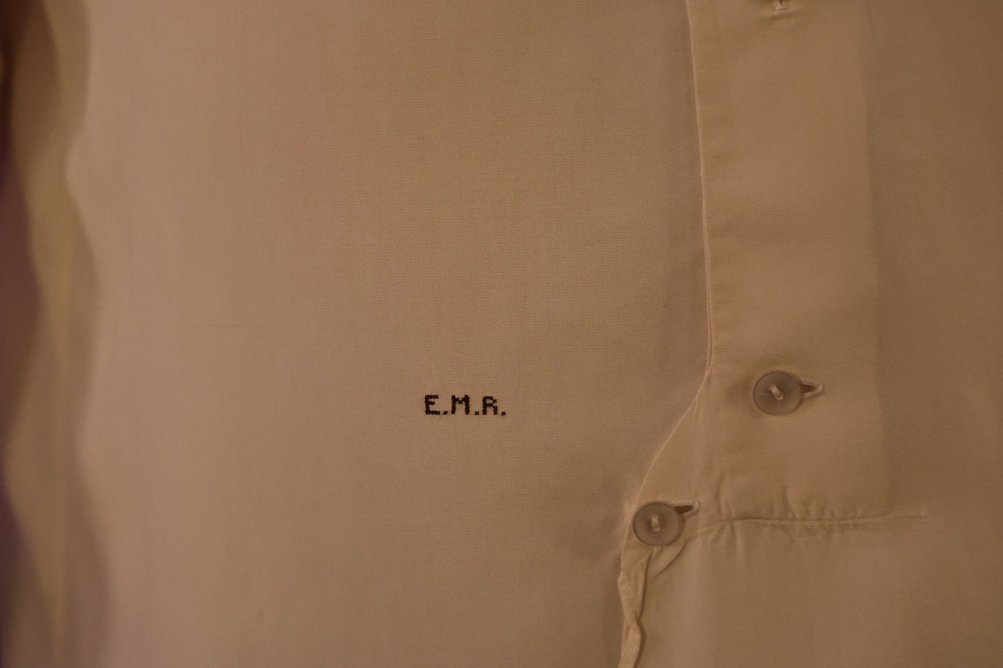 Die Initialen von Erich Maria Remarque auf dem gut hundert Jahre alten Seidenhemd.