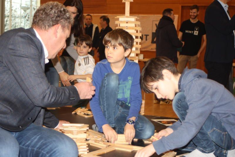 AK Präse Bernhard Heinzle baute mit den Kids Mario und Thomas große und kleine Kunstwerke.