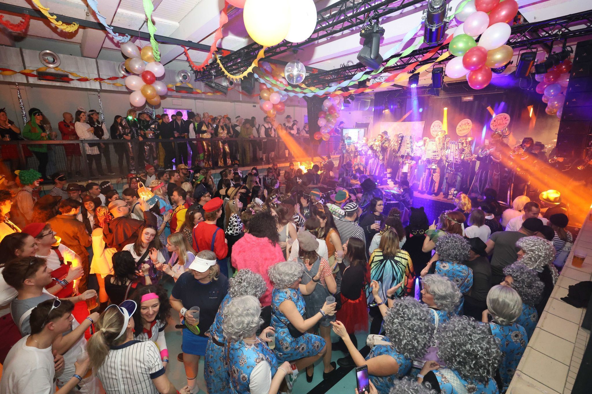 Viel Kostüm-Phantasie und Stimmung prägten den ersten Teil des 