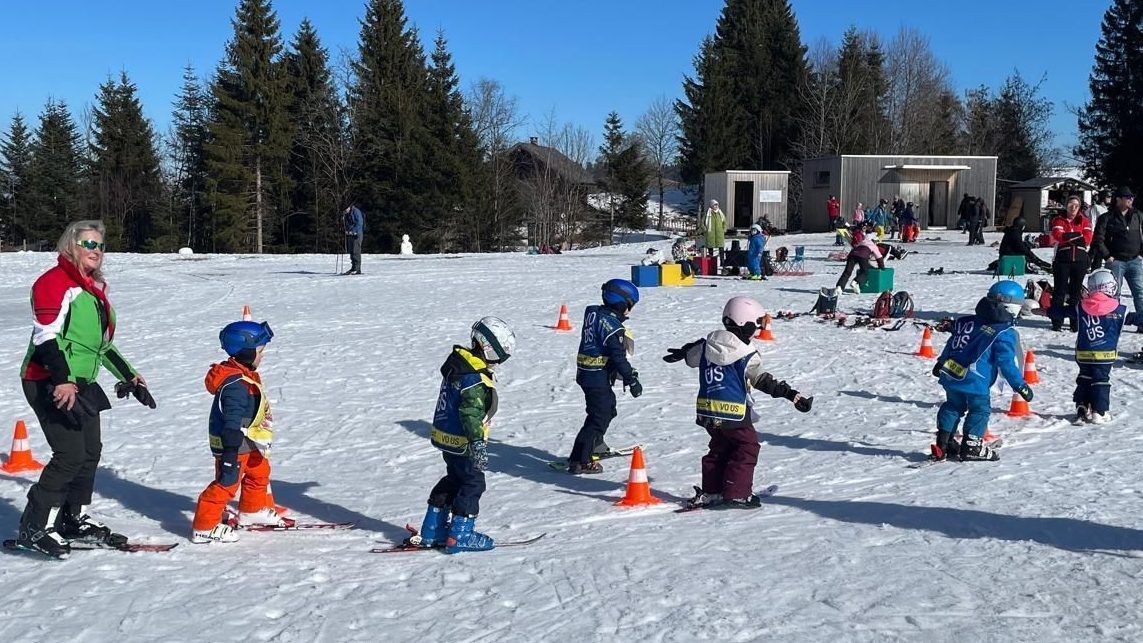Beim ersten Skikurs der Bambinis spielte das Wetter noch ganz gut mit. 