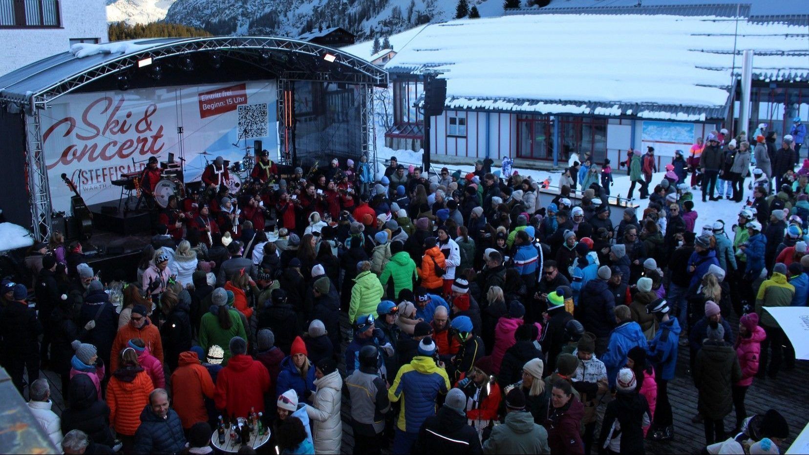 Volles Haus, Riesenstimmung, Monroes und Schalmeien in Hochform dazu eine prächtige Kulisse – das waren die „Zutaten“ für einen Traumstart von Ski&Concert 2026 in Warth. PETER STRAUSS