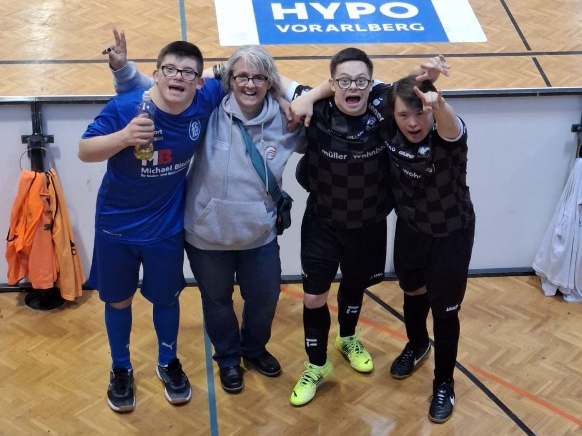 Fußball PLUS mit schönem Statement für das Miteinander. (Bildergalerie)