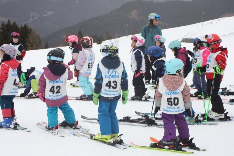 Bereit für das erste Skirennen: 100 Kids vom KG Zwischenwasser waren am Start.