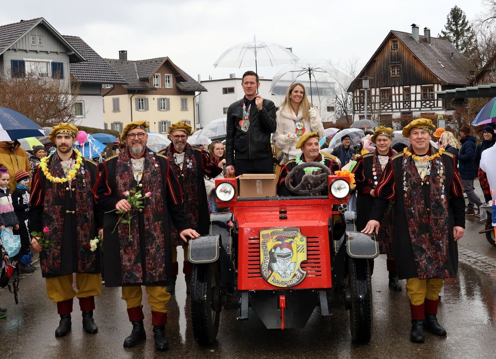 Prinzessin Tanja und Prinz Oliver samt ihren Raubrittern beim Hörbranzer Familienumzug
