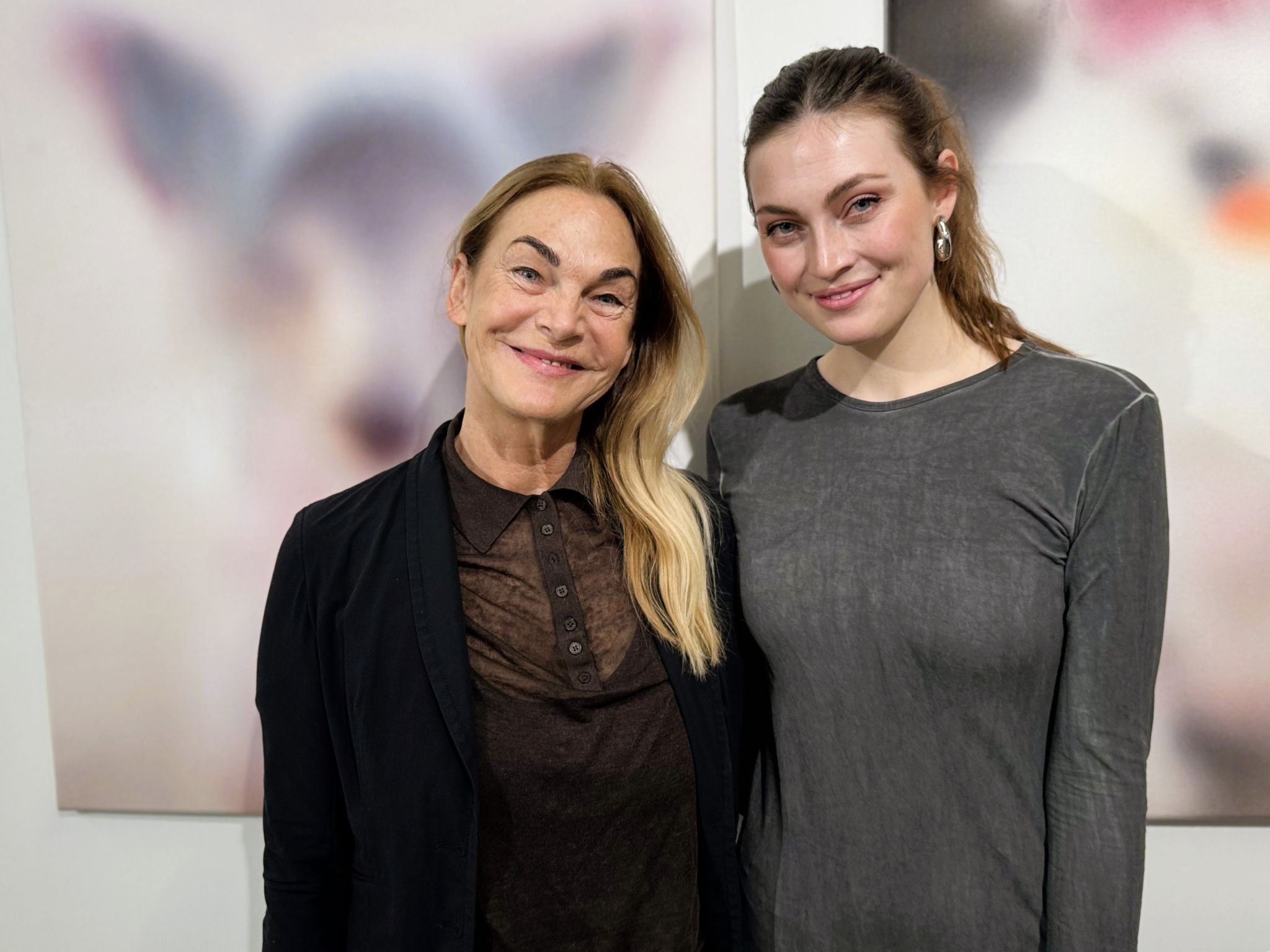 Kuratorin Helena Ponier (re.) mit ihrer Mutter Rosemarie.