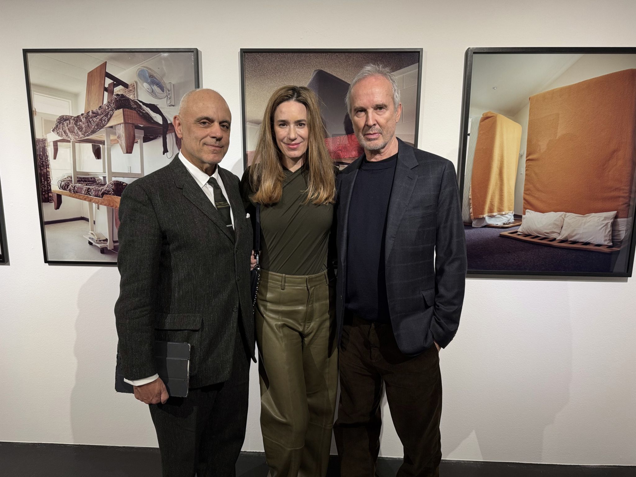 Künstler Erwin Wurm (re.) mit Gattin Élise Mougin-Wurm und Kurator Gerald Matt bei der Ausstellungseröffnung im FLATZ Museum.