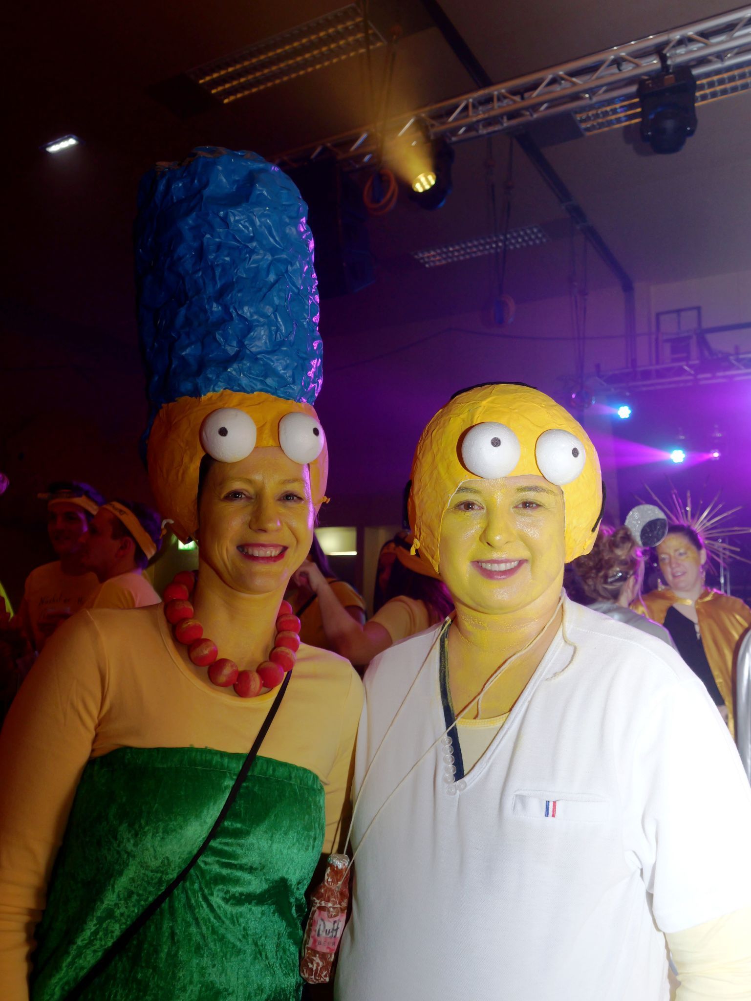 March und Homer Simpson durften im gelben Partypublikum natürlich auch nicht fehlen.