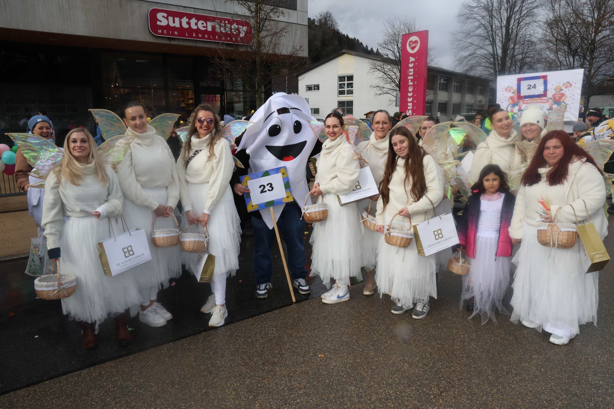 Zahnmedizinerin Elisabeth breuß (l) mit ihren Zahnfeen.