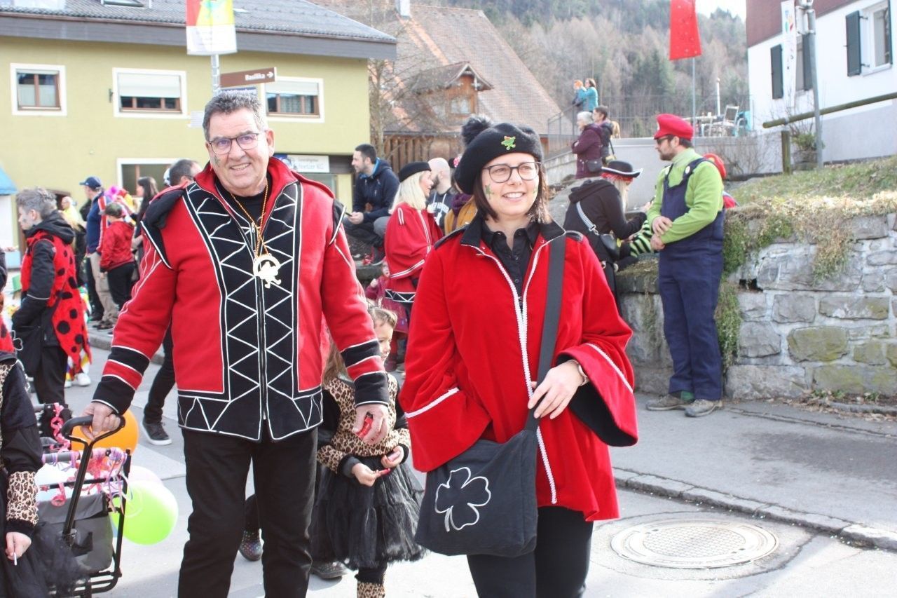 Helmut Jenny mit der Bürgermeisterin Katharina Wöß-Krall beim traditionellen Rankler Umzug. 