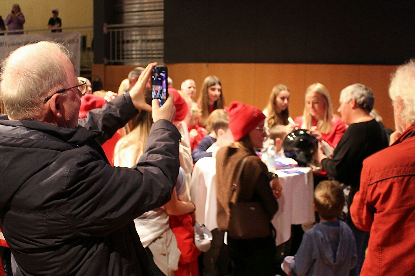 Bischof Benno war nicht nur zum Gratulieren gekommen – er sorgte auch für ganz persönliche Erinnerungsfotos an dieses Jahrhundertereignis für Ari und Möggers.   