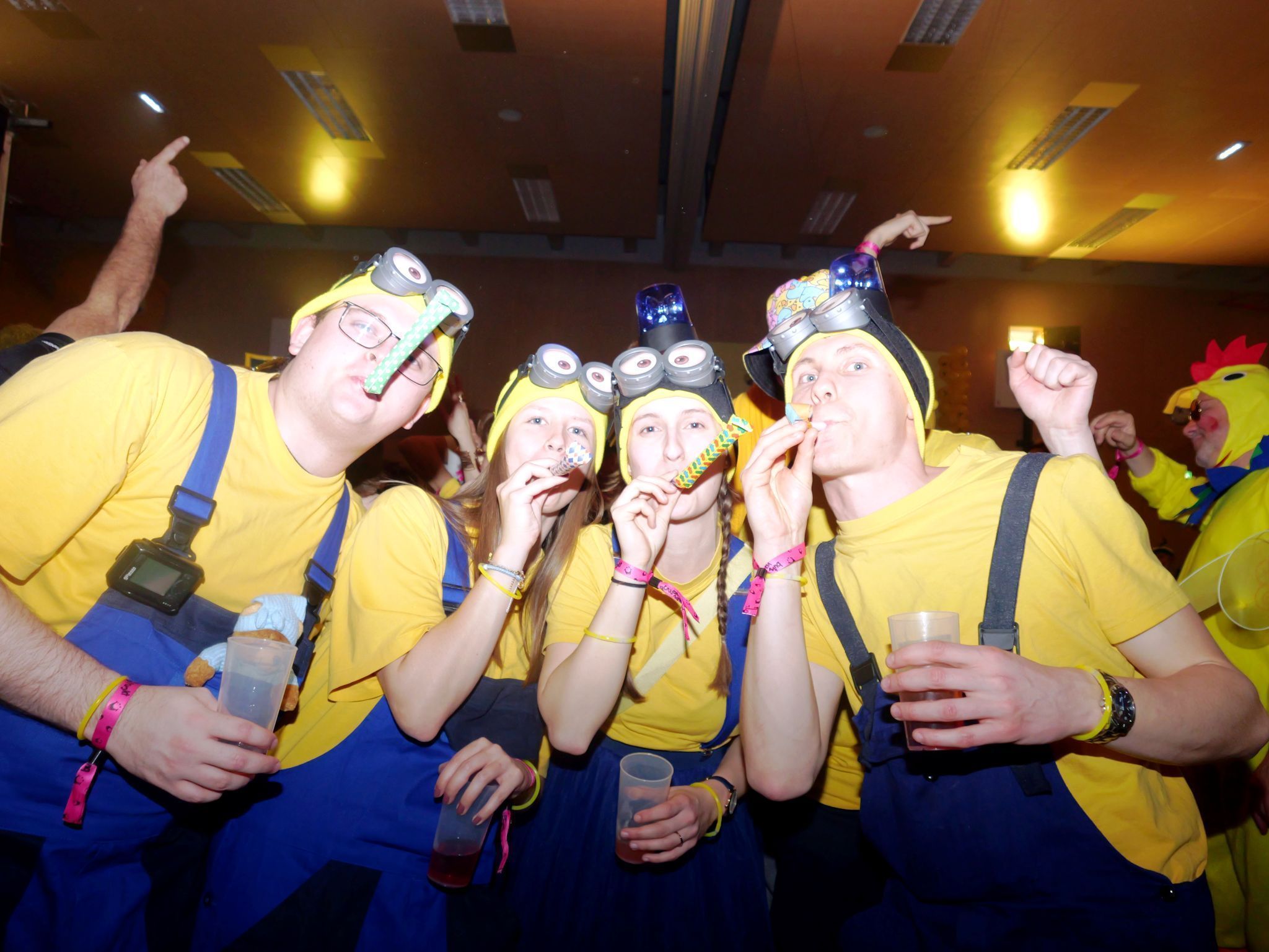 Lustige Minions sorgten mit Trillerpfeifen für Stimmung.